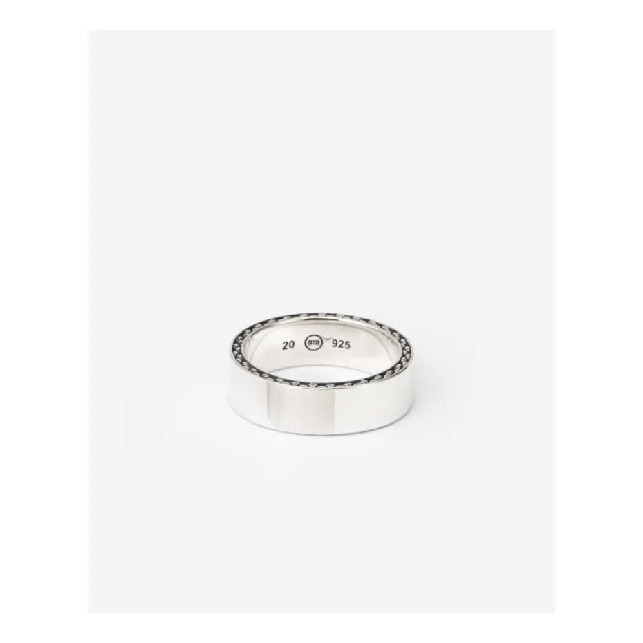 zilveren ring buddha to buddha
De George Gladde Ring in gerecycled zilver heeft een subtiele George structuur aan de zijkant. Met de mogelijkheid tot graveren, kun je jouw eigen persoonlijke verhaal vertellen met dit sieraad. Deze ring is groter dan de George Mini en Small Smooth. Ideaal te combineren met andere George sieraden uit de collectie. Geschikt voor iedereen en passend bij elke stijl. Ontworpen in Amsterdam en duurzaam geproduceerd in Zuidoost-Azië. Ben jij klaar om een nieuw hoofdstuk te beginnen met deze ring?
