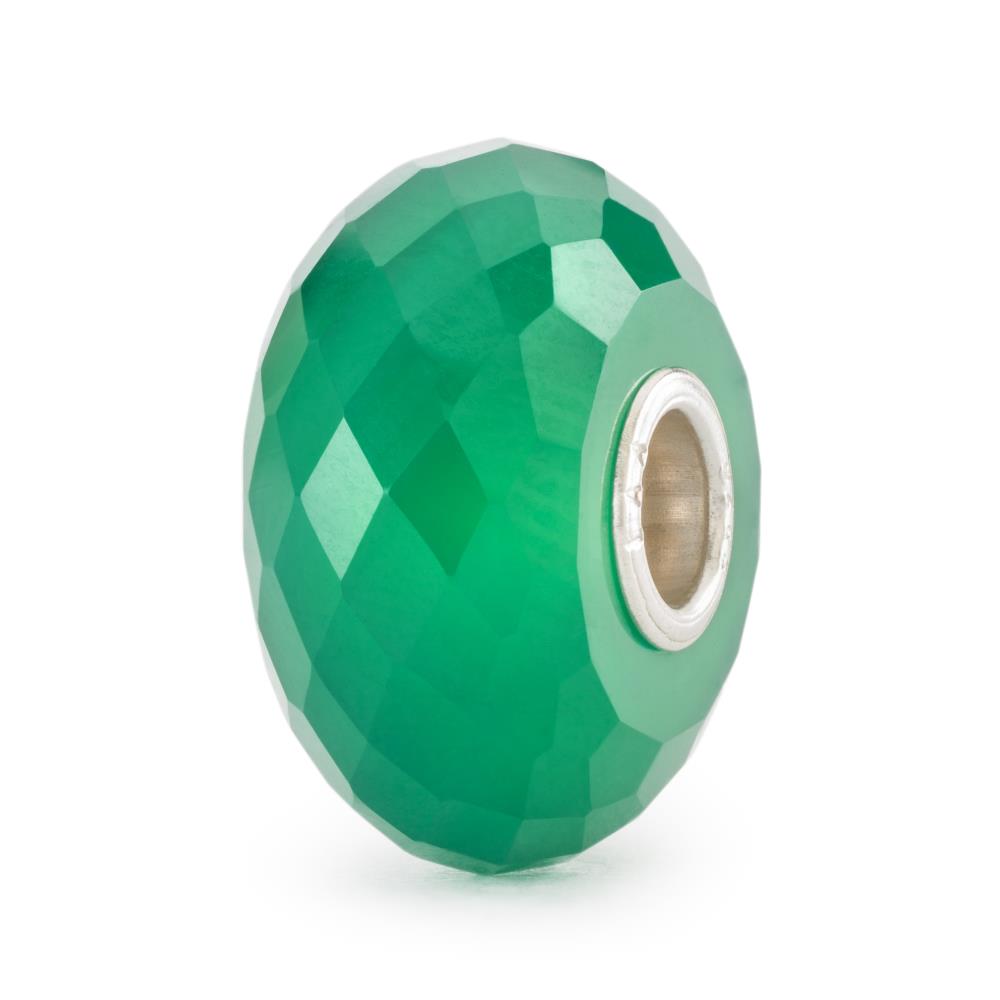Groene onyx, symbool van de kracht van de natuur, aardt emoties en brengt vrede. Een kalme schuilplaats in de chaos van het leven , die je helpt innerlijke rust te vinden.