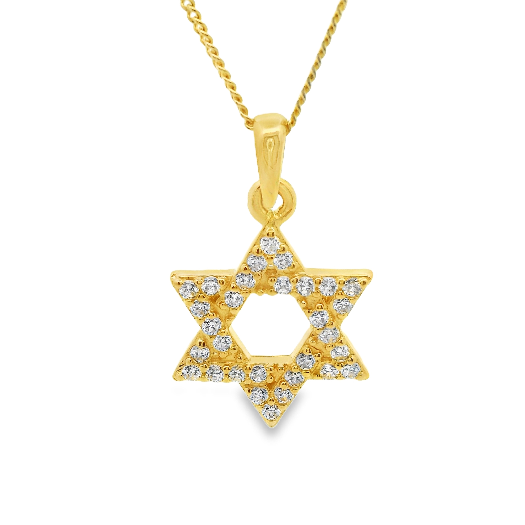Deze hanger van Louis Bros is vervaardigd uit 14 karaat geelgoud met zirkonia (1.58 gr.).
Deze hanger met zirkonia in de vorm van een Davidster is een sieraad vol symboliek en elegantie. De Davidster, een belangrijk symbool van het Jodendom, wordt in deze hanger versterkt door de schittering van zirkonia-steentjes, die het ontwerp een extra vleugje glamour geven. Het warme geelgoud vormt een mooie contrast met de sprankelende zirkonia, waardoor dit sieraad zowel stijlvol als betekenisvol is. Deze hanger is perfect om je identiteit en geloof op een stijlvolle manier uit te dragen, of om cadeau te geven aan iemand die je dierbaar is.