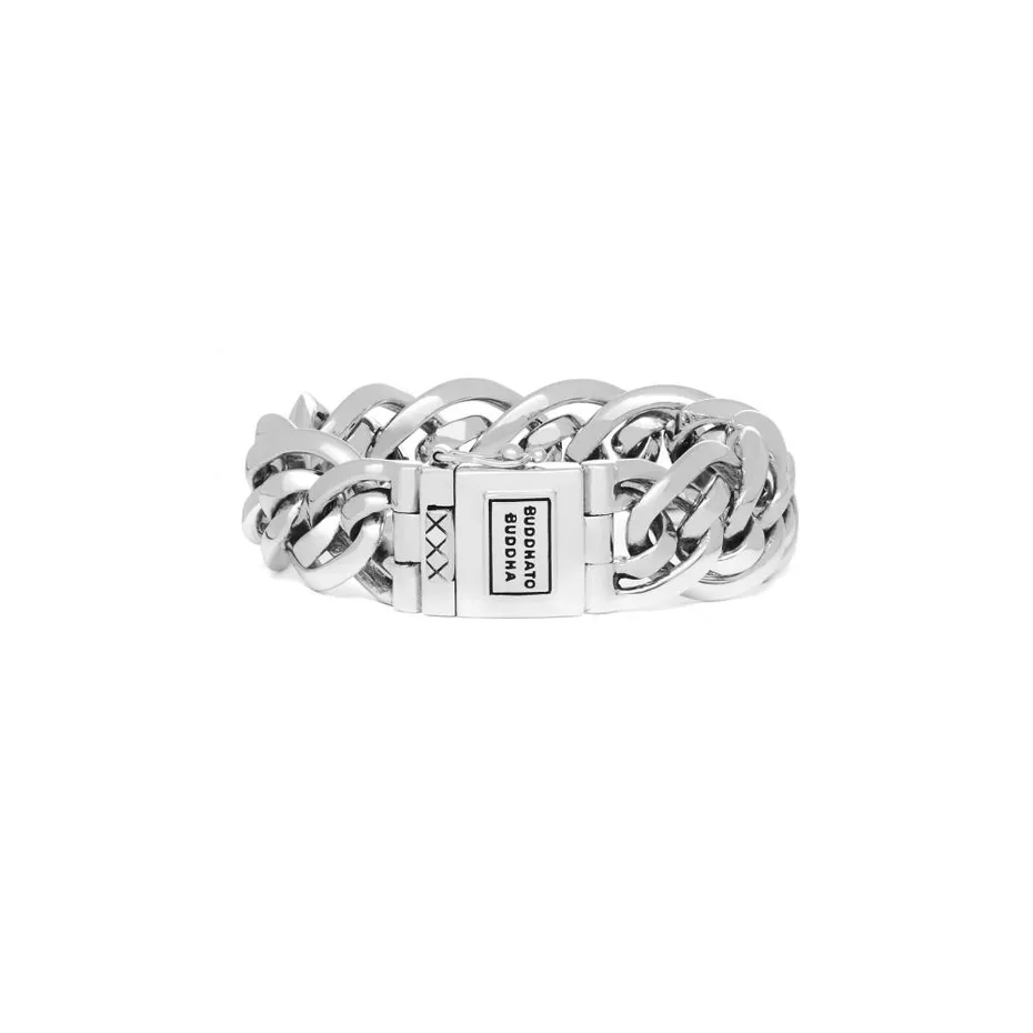 De Nathalie Small armband is een sierlijke armband uit de Buddha to Buddha collectie. Deze schakel is ontstaan uit pure passie en is met toewijding ontworpen in Amsterdam. De individuele links van deze schakel worden met precisie getwist en met de hand samengevoegd, een proces dat vraagt om echt vakmanschap en tot wel 4-5 dagen in beslag neemt. Deze armband wordt met liefde met de hand vervaardigd van duurzaam gerecycled zilver. De Nathalie small armband is de smallere variant van de Nathalie armband, en vertegenwoordigt een subtielere, maar niet minder betekenisvolle keuze. Welke mijlpaal in jouw leven vier jij met dit prachtige sieraad?
