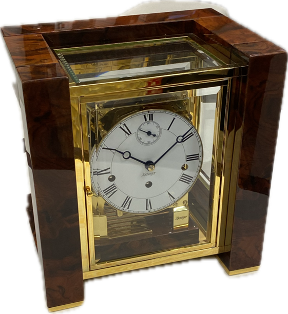 Luxe Kieninger tafelklok. Wortelnoten kast zeer fraai gelakt met 3 melodieën Kieninger uurwerk en automatische nacht uitschakeling.