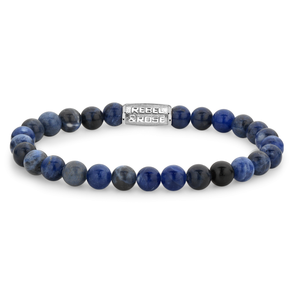 Edelstenen bead armband, handgemaakt van 6mm blauwe Sodalite stenen met een zilverkleurige sluiting. Het Rebel & Rose sieraad is makkelijk te combineren met andere zilveren, leren of kralenarmbanden.