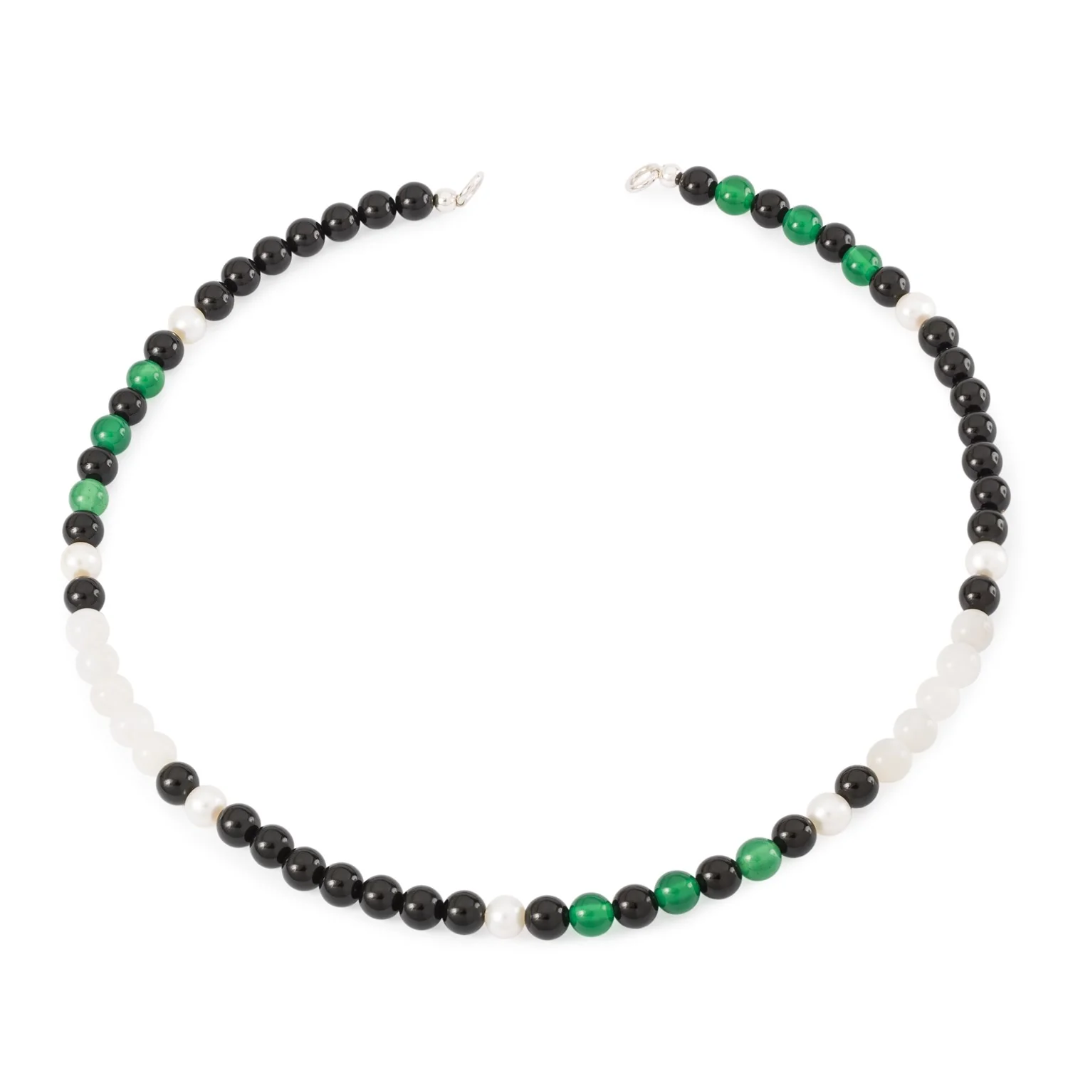 Een handgemaakte ketting met edelstenen, met zwarte onyx, witte maansteen, groene onyx en witte zoetwaterparels. Samen brengen ze kracht, sereniteit en tijdloze schoonheid om je te begeleiden op je levensreis.