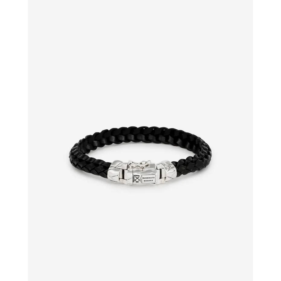 We hebben een nieuw item aan ons leer assortiment toegevoegd! De Mangky armband, verwijzend naar onze premium lederen designer in Bali genaamd Komang, die deze geweven lederen band heeft ontworpen.