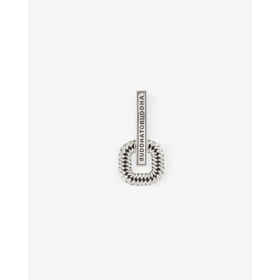 Omarm een moderne en unieke stijl en straal met de Chain Logo Earring. Een exclusief accessoire met ons iconische Buddha to Buddha logo en het Chain patroon. Het opvallende vierkant met de Chain-structuur combineert speelsheid met een klassieke uitstraling en een subtiele beweging. Match deze Single oorbel met andere items uit onze Earparty collectie, om je persoonlijke mix te creëren en eindeloos te kunnen combineren!