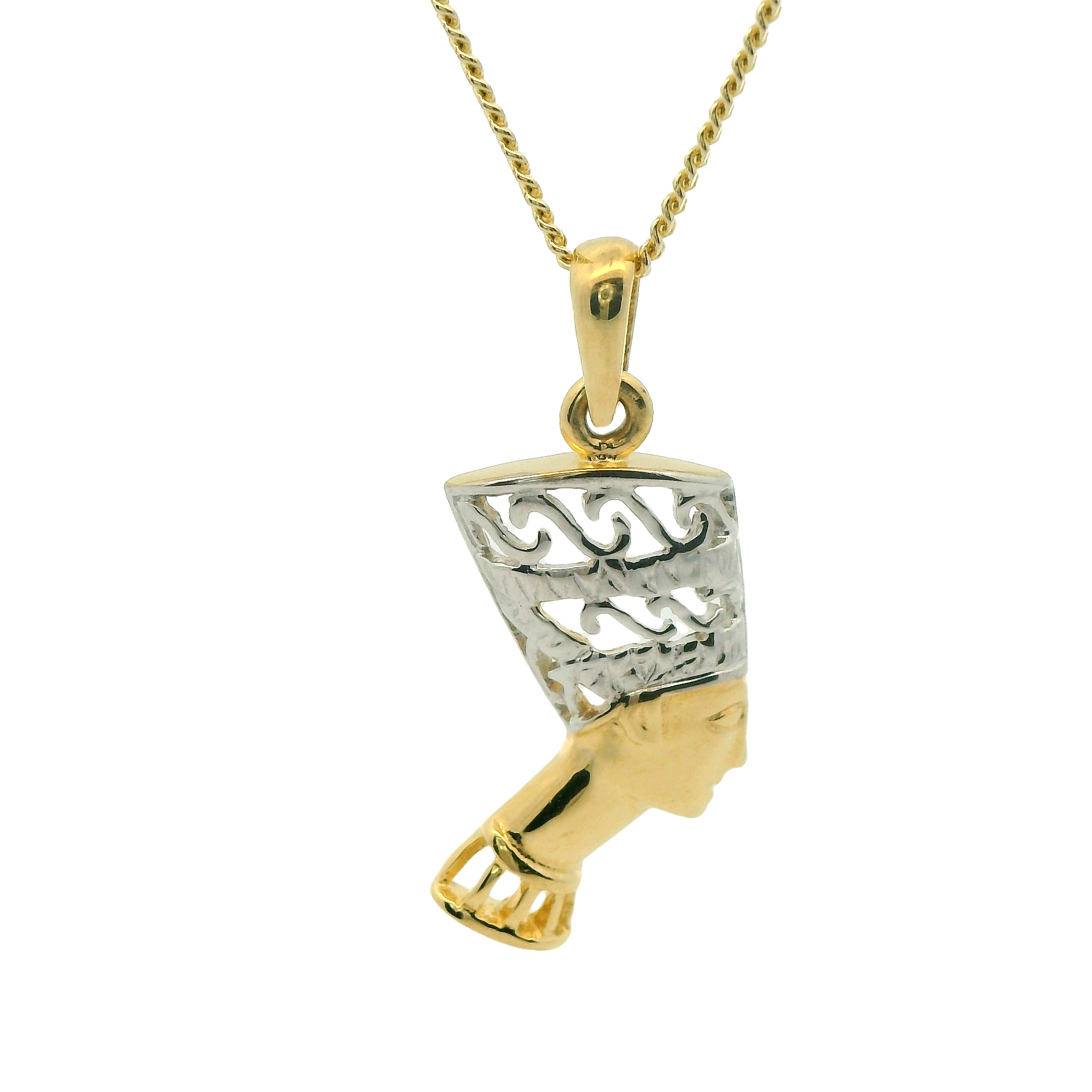 Deze hanger van Louis Bros is vervaardigd uit 14 karaat bicolor (1.11 gr.).
Deze hanger met de beeltenis van de Egyptische koningin Nefertiti is een tijdloos en krachtig sieraad. Het gebruik van zowel geelgoud als witgoud geeft de hanger een bijzondere en elegante uitstraling. Nefertiti, een symbool van schoonheid, kracht en koninklijke waardigheid, komt prachtig tot leven in dit ontwerp. De gedetailleerde afwerking benadrukt haar iconische profiel, waardoor deze hanger niet alleen een stijlvol accessoire is, maar ook een eerbetoon aan een van de meest invloedrijke vrouwen uit de oudheid. Perfect voor liefhebbers van geschiedenis en verfijnde sieraden.