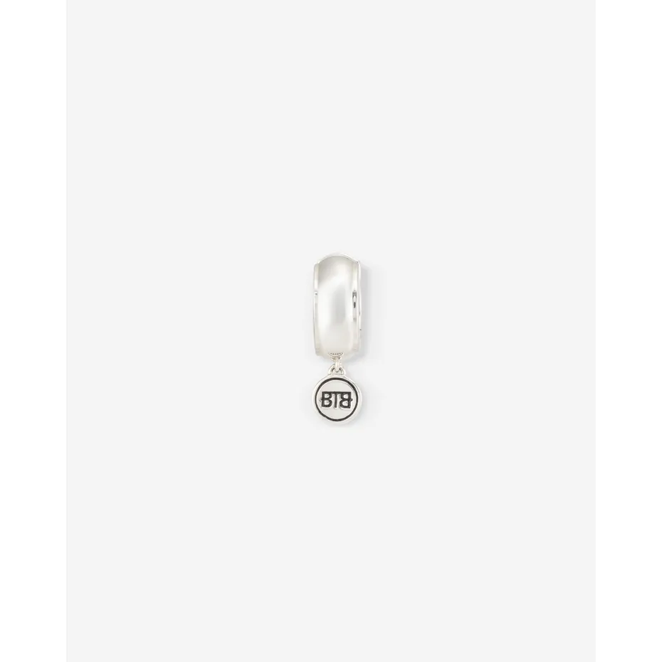 De Buddha to Buddha 427 One-Batul oorbel, modelnummer 427 ONE-BATUL EARHOOP, behoort tot de categorie sieraden en is een creoolse oorbel. Draag deze statement oorbel solo of combineer met andere oorbellen voor een gelaagde look. Perfect voor zowel alledaagse als speciale gelegenheden, en accentueert elke outfit met een vleugje tijdloze elegantie.