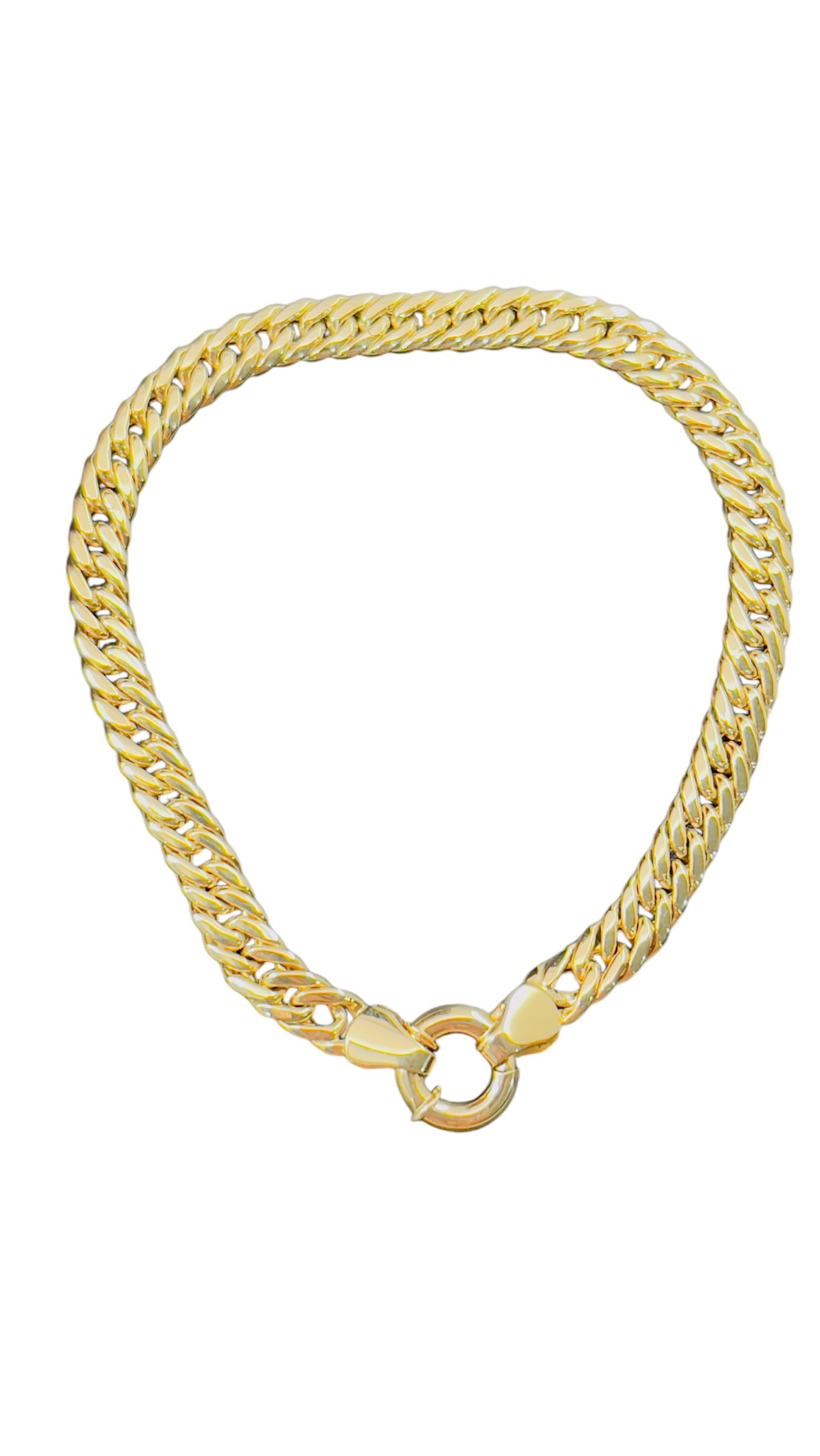 Deze gouden gourmette armband is een prachtige toevoeging aan je sieradencollectie. De armband heeft een subtiele glans en is geschikt voor elke gelegenheid. De beste manier om het te dragen is om het solo te dragen voor een minimalistische look of te stapelen met andere armbanden voor een meer opvallende uitstraling. Deze armband is perfect voor het toevoegen van een vleugje luxe aan elke outfit.