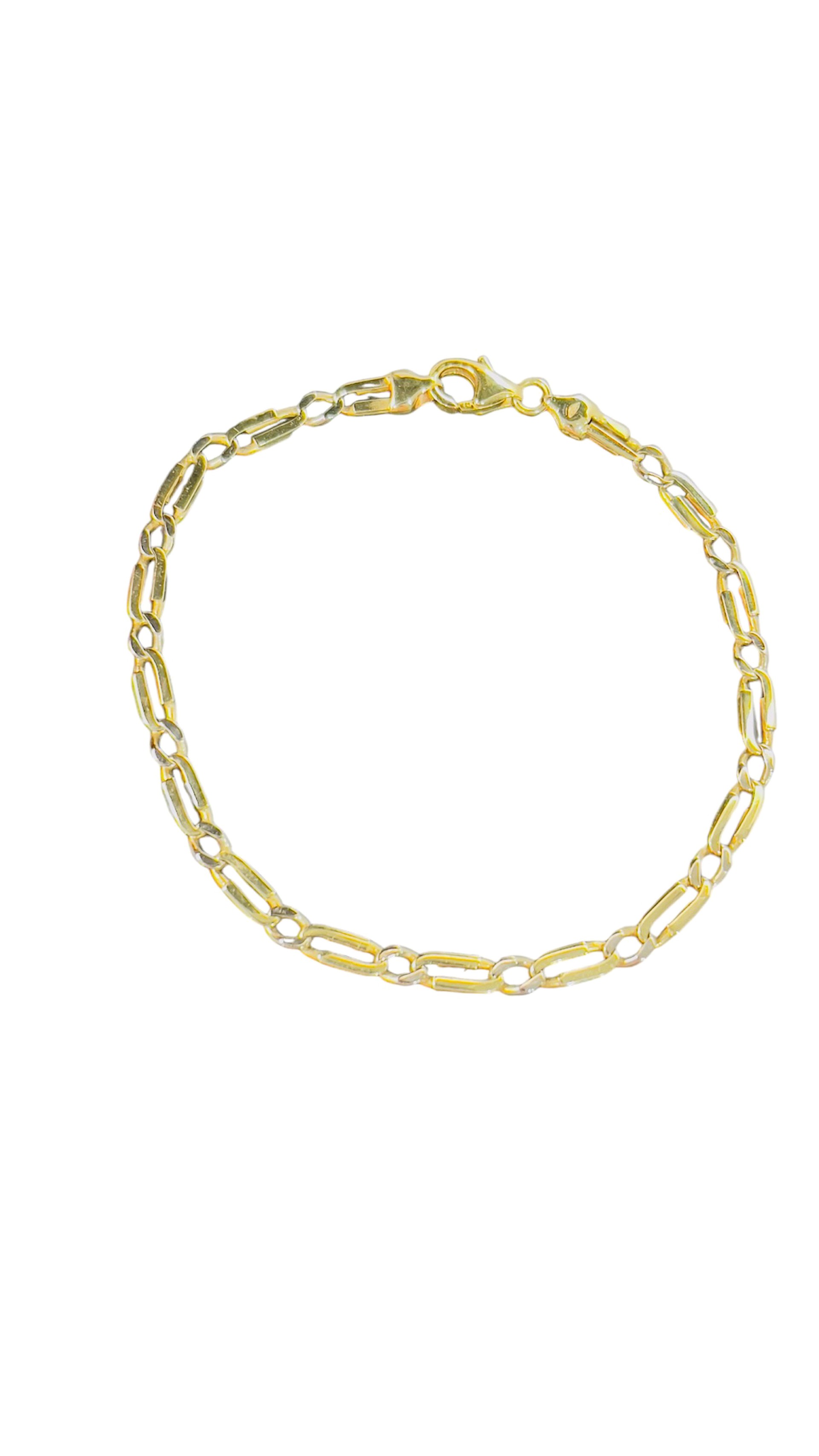 Deze massief gouden schakel armband is een tijdloos en elegant sieraad, perfect voor elke gelegenheid. Het heeft een stevige sluiting voor veiligheid en is van hoogwaardige kwaliteit. Draag deze armband alleen of stapel hem met andere armbanden voor een trendy look. Een prachtige toevoeging aan jouw sieradencollectie!

De beste manier om deze armband te dragen is om hem strak om je pols te laten zitten, zodat hij mooi aansluit. Dit sieraad is veelzijdig en kan zowel casual als chic gedragen worden, afhankelijk van de gelegenheid. De glans van het massief goud zal zeker de aandacht trekken en je outfit compleet maken.