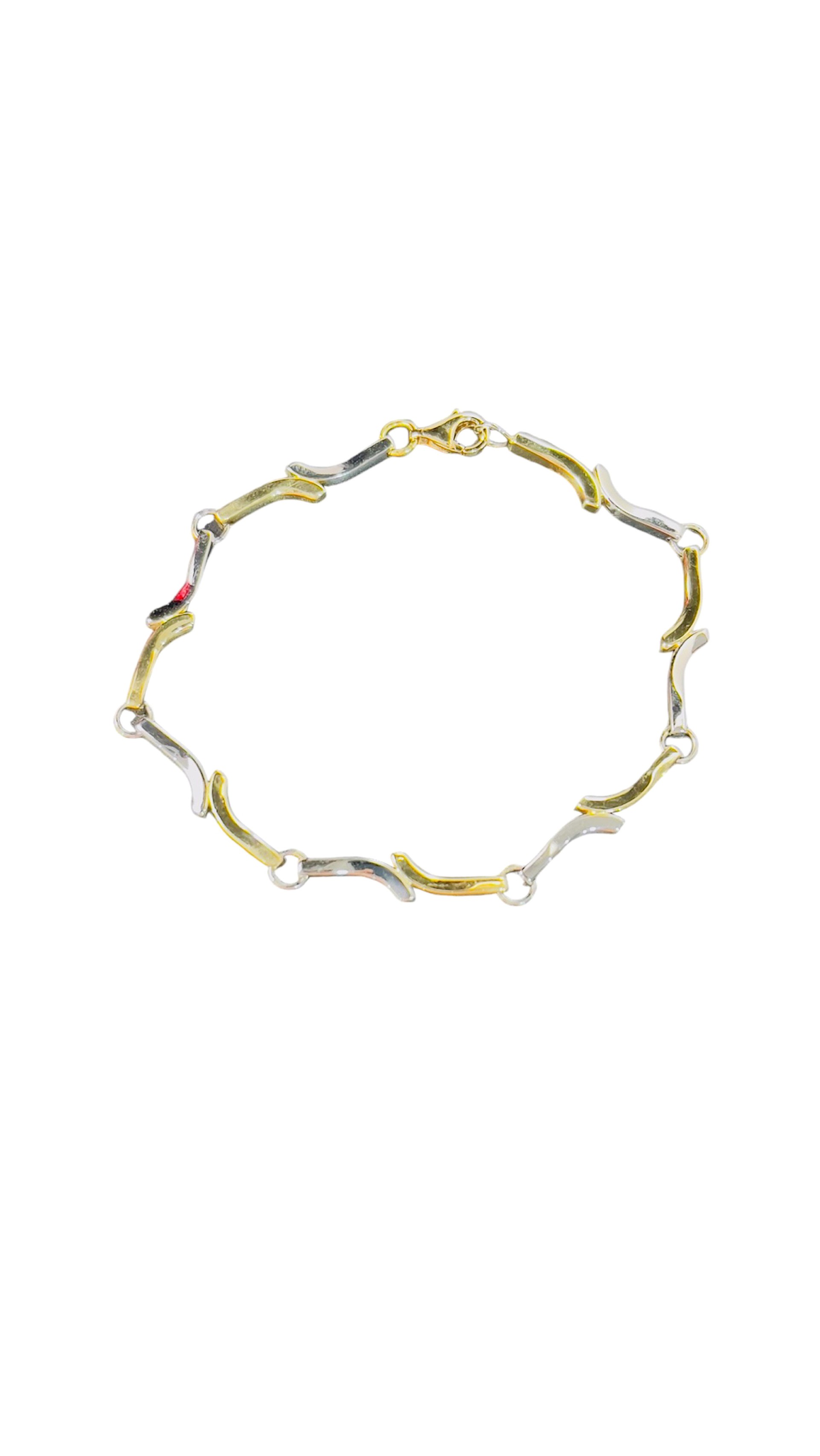 Deze fantasie armband van 14 karaat goud is een ware juweel om te dragen. Met een uniek ontwerp en hoogwaardige afwerking is het een echte eyecatcher. De armband is perfect te combineren met zowel casual als feestelijke outfits en past bij elke gelegenheid. Draag het alleen of stapel het met andere armbanden voor een trendy look. Maak een statement met deze prachtige armband!