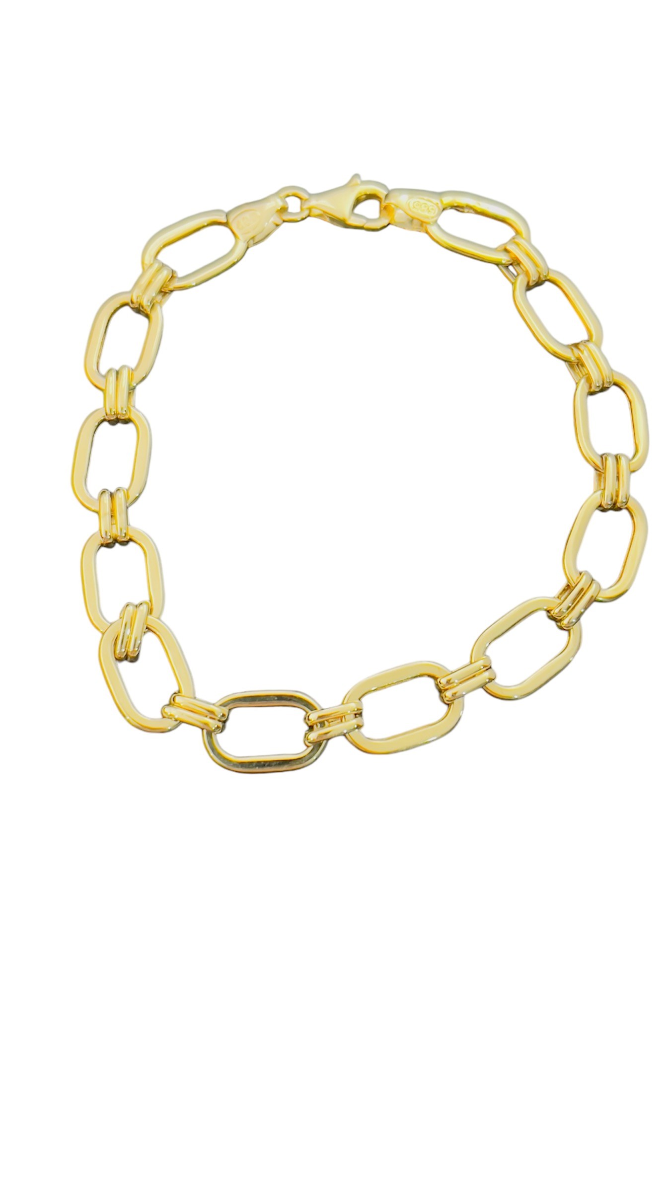 Deze gouden schakelarmband is gemaakt van 14K goud en heeft een tijdloos en elegant ontwerp. De armband is geschikt voor dagelijks gebruik en past perfect bij elke outfit. Draag hem alleen of combineer hem met andere armbanden voor een trendy look. De armband wordt geleverd in een luxe sieradendoosje, perfect als cadeau voor jezelf of een geliefde.