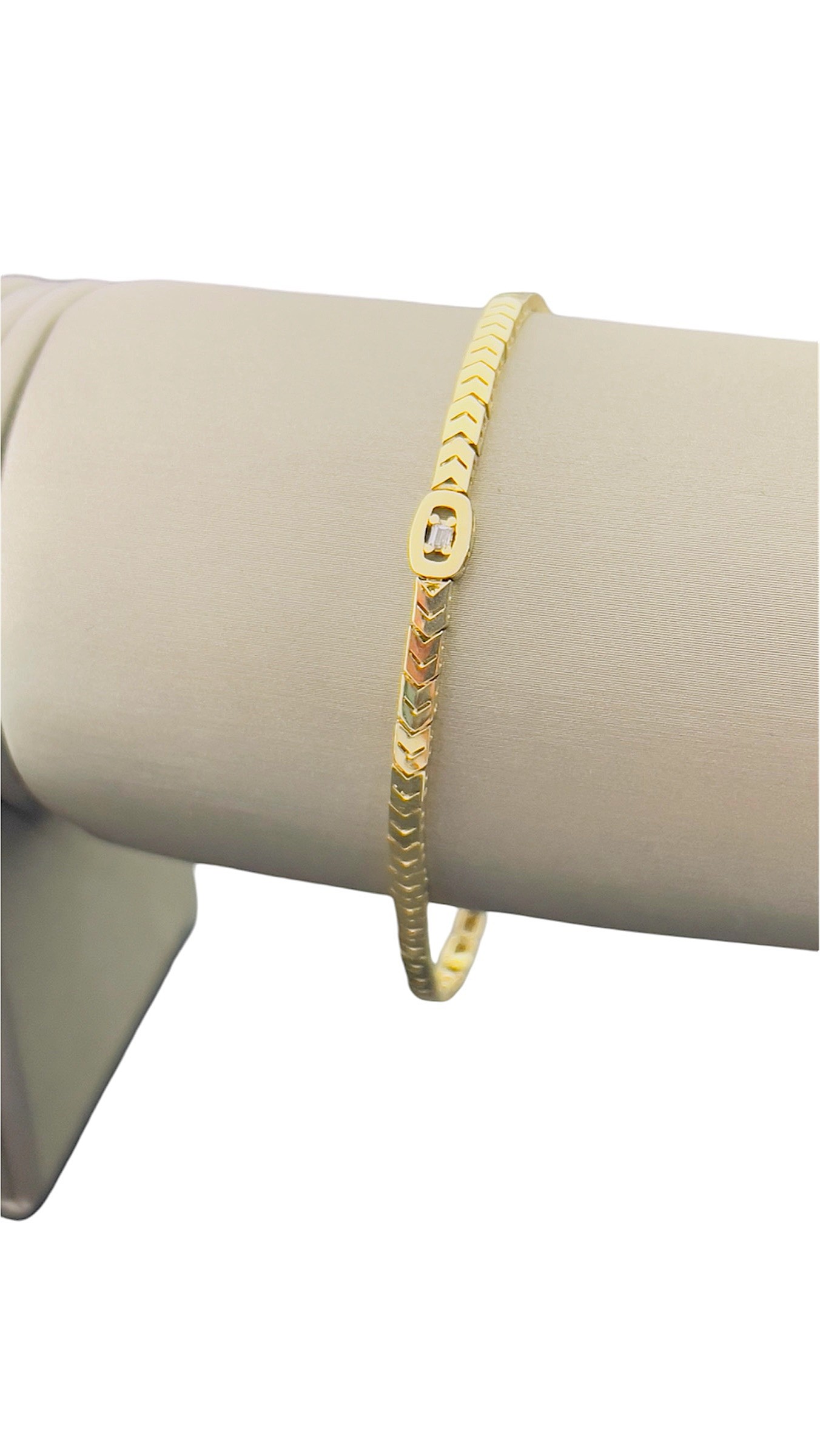 Deze prachtige gouden armband uit Italië is een echte eyecatcher. Het sieraad heeft een elegant design en is voorzien van gedetailleerde gravures die zorgen voor een luxe uitstraling. De armband kan zowel casual als chique worden gedragen en is perfect te combineren met zowel een feestelijke outfit als een dagelijkse look. Een must-have item voor elke moderne vrouw.