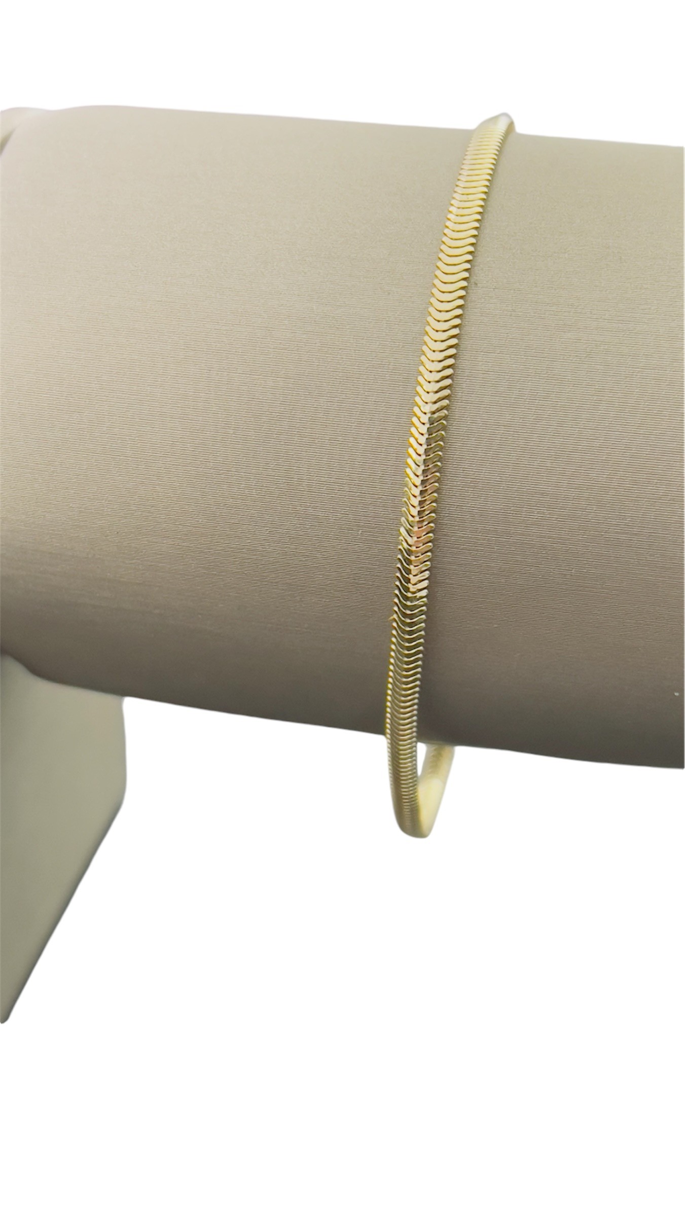 Deze prachtige gouden slang armband is voorzien van gedetailleerd design en schitterende edelstenen. De armband is verstelbaar en past dus om elke pols. Draag hem alleen voor een subtiele touch, of combineer met andere armbanden voor een gewaagde look. Deze armband is perfect voor elke gelegenheid en zal zeker de aandacht trekken. Een absolute must-have voor elke sieradencollectie.