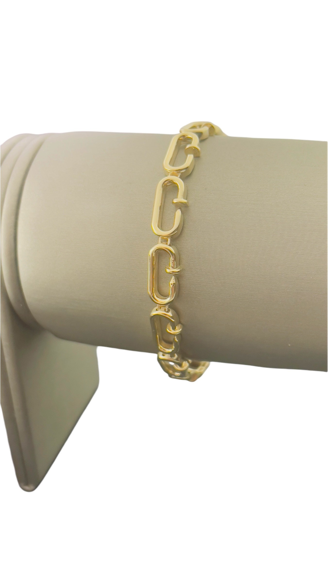 Deze prachtige gouden spijker armband is voorzien van een opvallend ontwerp dat elke outfit een luxe touch geeft. De armband is gemaakt van hoogwaardig materiaal en is geschikt voor dagelijks gebruik. De beste manier om deze armband te dragen is om hem alleen te dragen, zodat hij echt opvalt. Maak je look compleet met deze stijlvolle armband!