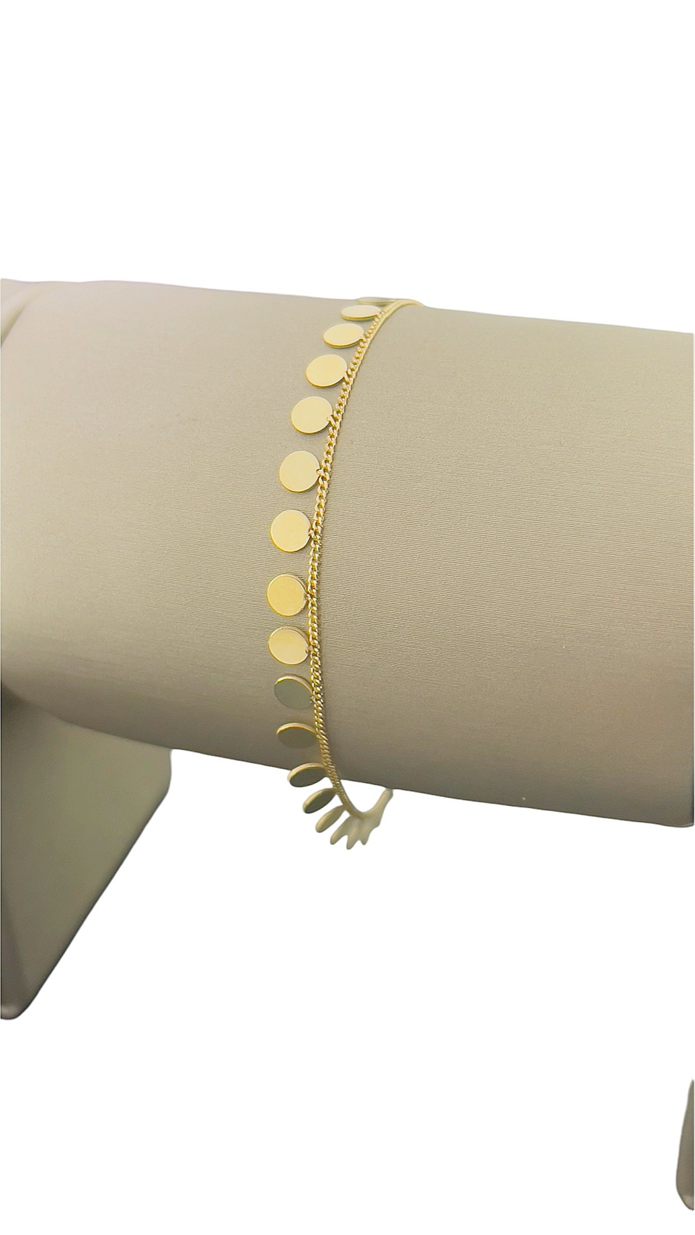 Deze prachtige gouden bedel armband is gemaakt van hoogwaardig materiaal en heeft unieke ontwerpen. De armband is perfect voor dagelijks gebruik of voor speciale gelegenheden. Draag de armband alleen voor een subtiele touch of stapel hem met andere armbanden voor een trendy look. Een must-have accessoire voor elke vrouw!

**Hoe te dragen:**
Combineer deze armband met je favoriete outfit voor een elegante en stijlvolle uitstraling. Mix en match met andere armbanden voor een persoonlijke touch. Deze armband is ook perfect om cadeau te geven aan een geliefde. Maak je look compleet met deze schitterende gouden bedel armband!