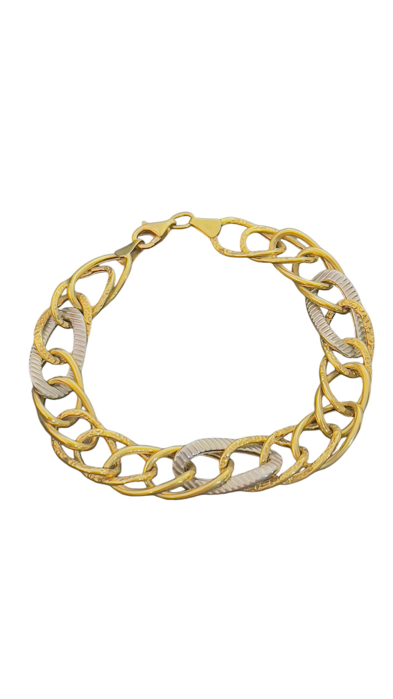 Deze prachtige gouden schakel armband is een echte eyecatcher. Met zijn glanzende afwerking en stevige sluiting is het een tijdloos sieraad dat perfect past bij elke outfit. Draag deze armband alleen of combineer hem met andere armbanden voor een trendy look. Een must-have accessoire voor elke moderne vrouw!

De beste manier om deze armband te dragen is om hem strak om je pols te laten zitten, zodat hij mooi opvalt. Combineer hem met een simpel horloge of andere armbanden voor een stijlvolle en chique uitstraling. Perfect voor elke gelegenheid, van een casual dagje uit tot een chique avondje uit. Voeg deze gouden schakel armband toe aan je sieradencollectie en straal elegantie uit.