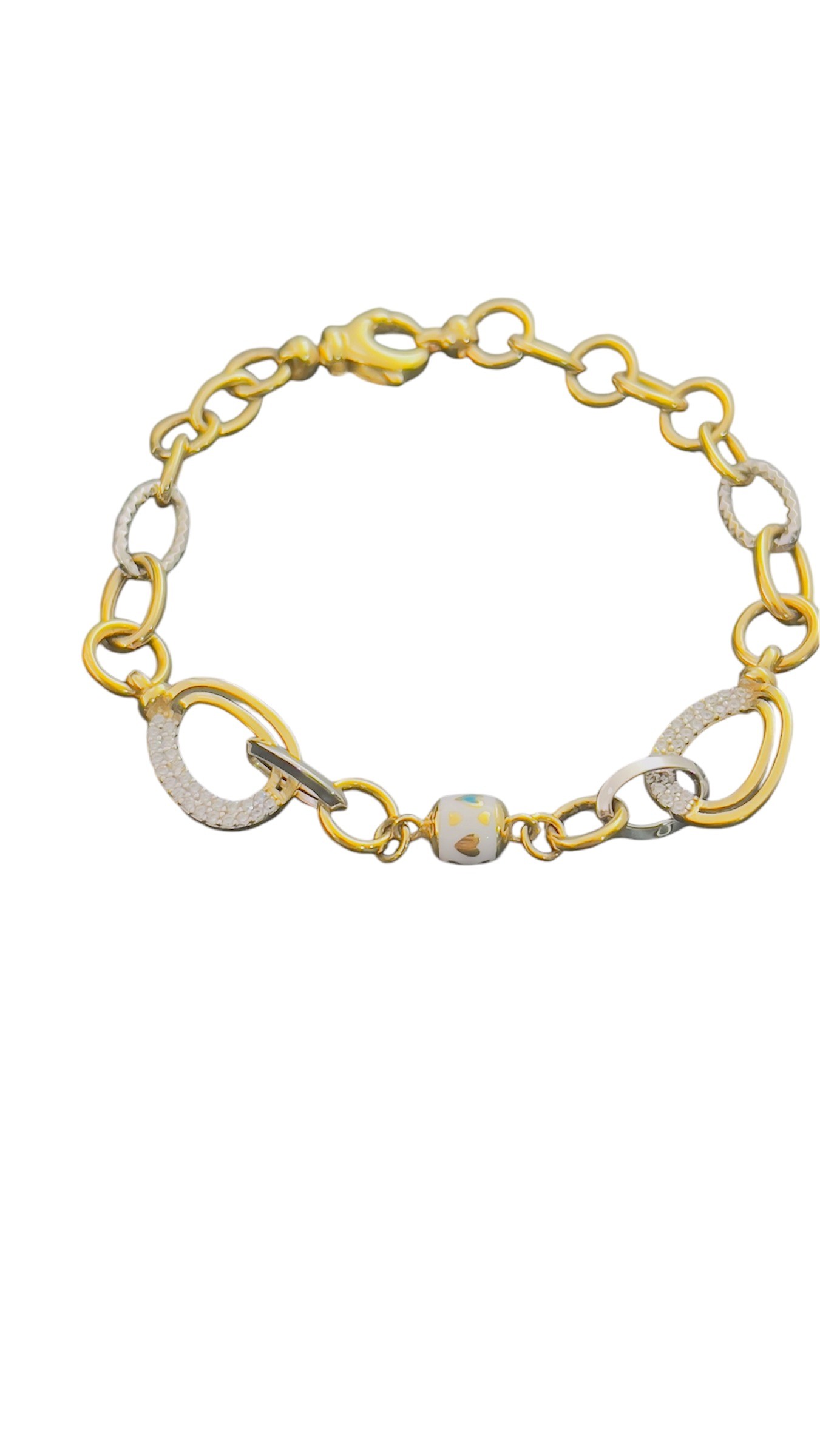 Deze prachtige gouden schakel armband is een ware eyecatcher. De armband heeft een uniek design met glanzende schakels die voor een luxe uitstraling zorgen. Draag deze armband solo voor een subtiele look, of combineer het met andere gouden sieraden voor een statement outfit. Perfect voor zowel dagelijkse als speciale gelegenheden. Maak je outfit compleet met deze stijlvolle armband.