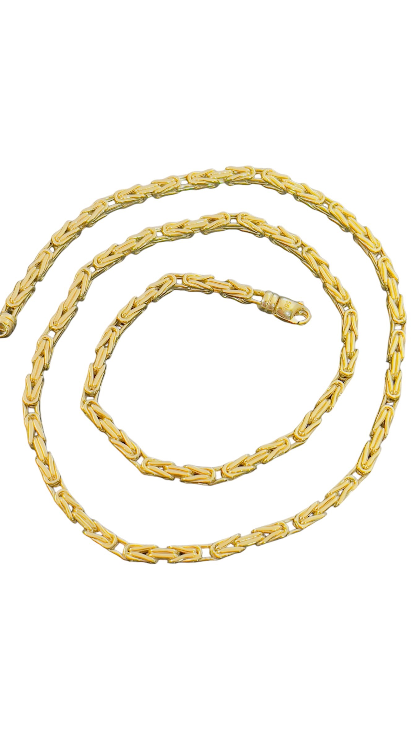 Deze prachtige gouden koningsketting van 65 cm is een echte eyecatcher. Het sieraad is gemaakt van hoogwaardig, glanzend goud en heeft een koninklijke uitstraling. De ketting is perfect voor zowel casual als formele gelegenheden en kan solo gedragen worden of met andere kettingen gestapeld worden voor een trendy look. De beste manier om het te dragen is om het te combineren met een eenvoudige outfit, zodat de ketting echt kan stralen. Een must-have voor elke sieradencollectie!