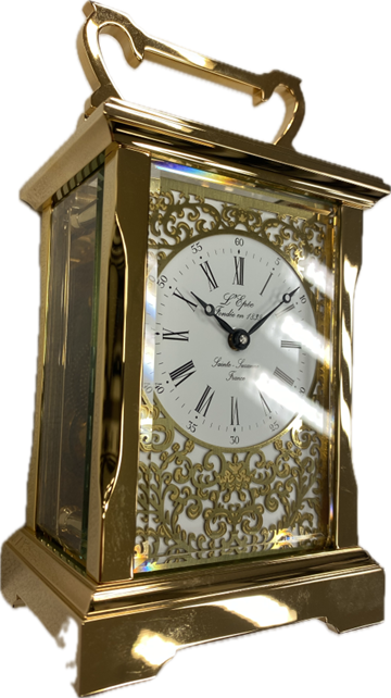 Carriage Clock van het merk L'Epee. Zware vergulde messing behuizing met een traditioneel mechanisch Carriage Clock uurwerk met echappement.  
