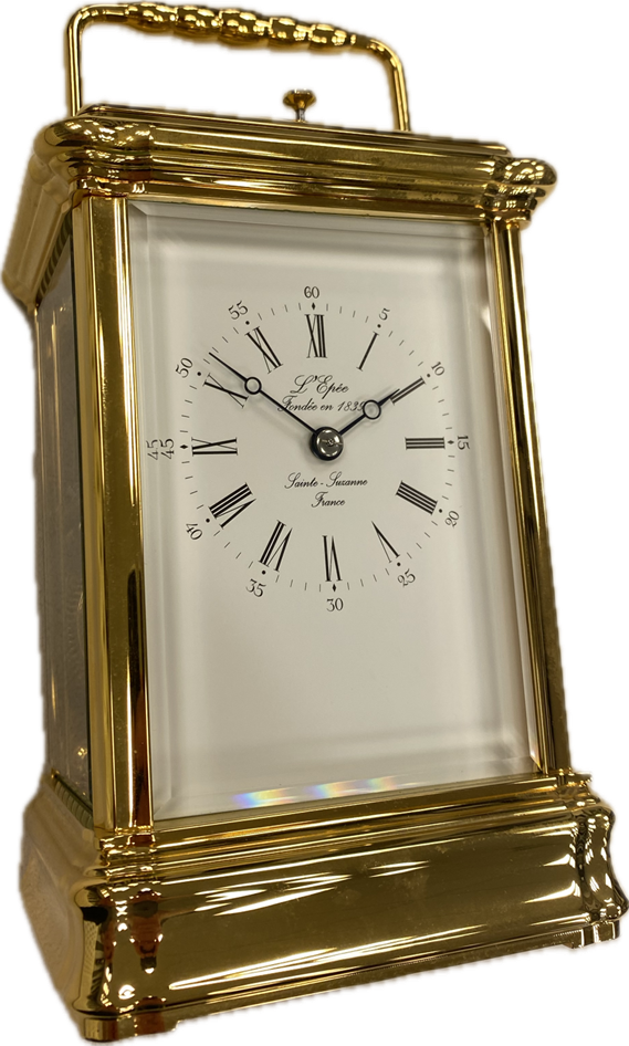 Carriage Clock van het merk L'Epee. Zware vergulde messing behuizing met een traditioneel mechanisch Carriage Clock uurwerk met echappement.