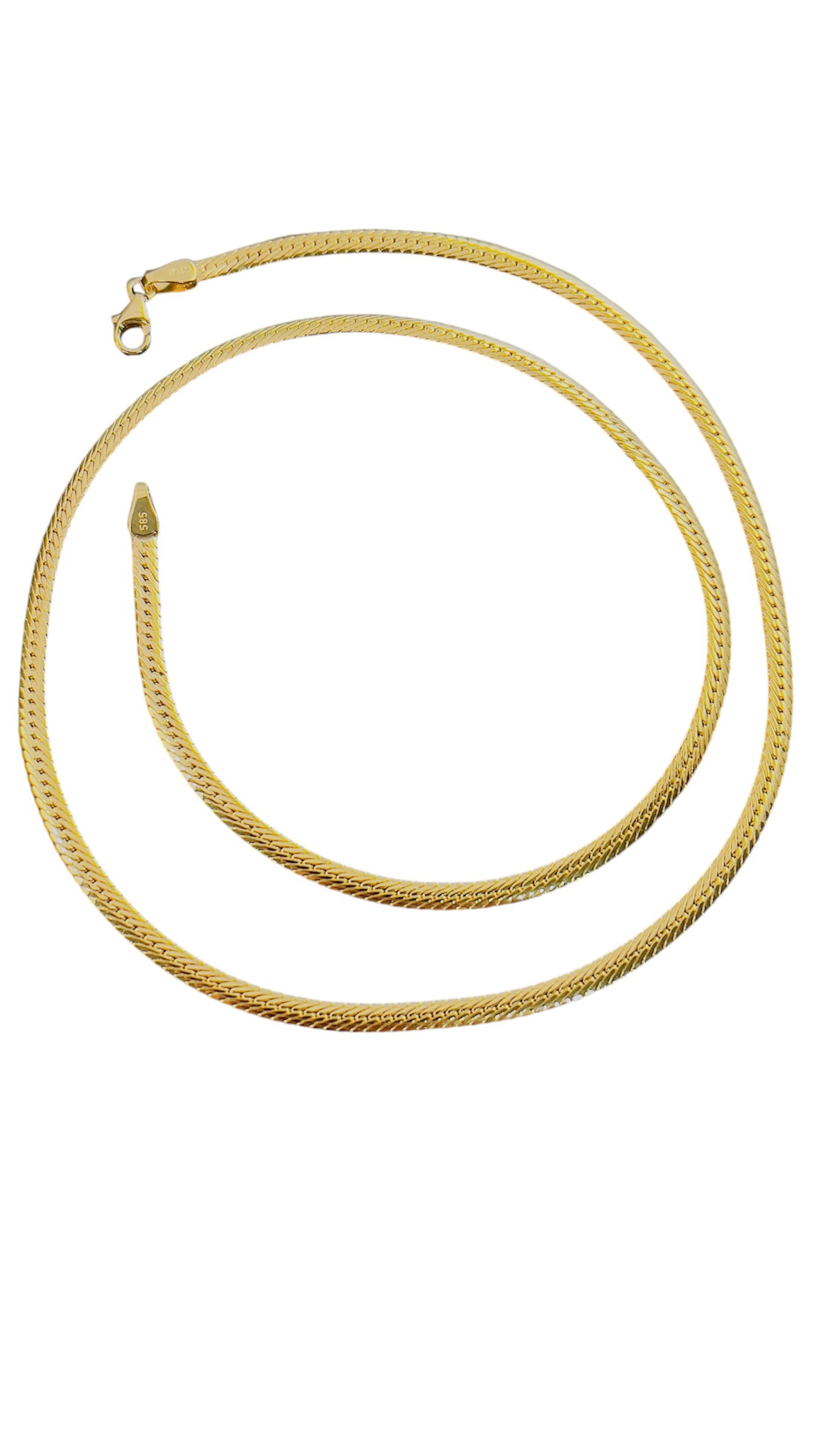 Deze gouden 14K gourmetteketting heeft een elegante en tijdloze uitstraling. De schakels zijn mooi afgewerkt en glanzen prachtig in het licht. Het collier is perfect om alleen te dragen voor een minimalistische look, of te combineren met andere kettingen voor een gelaagde stijl. De sluiting is eenvoudig te gebruiken en zorgt voor een comfortabele pasvorm. Maak je outfit compleet met deze prachtige ketting!