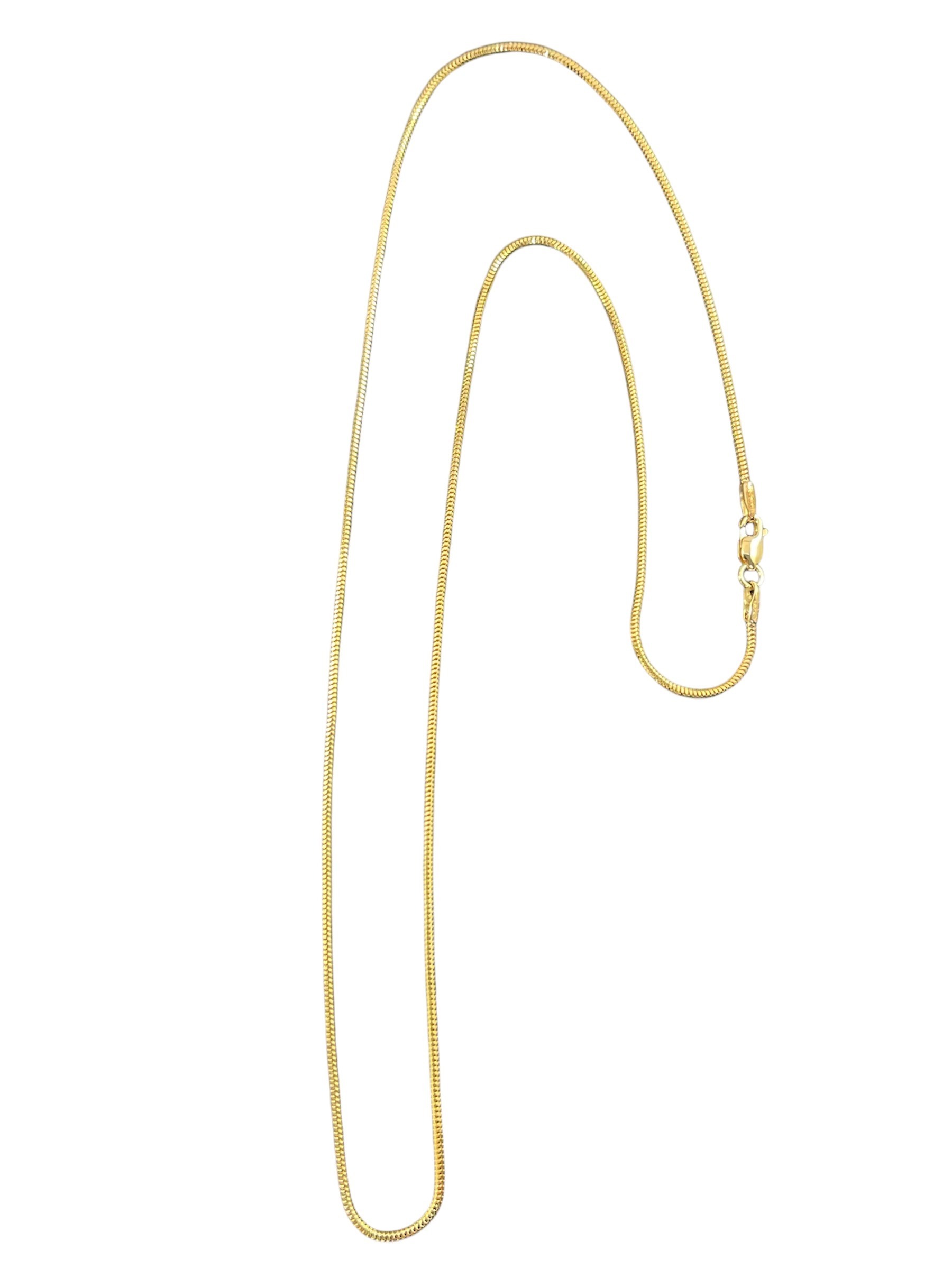 Dit JEWEL slang collier is gemaakt van rond goud en straalt elegantie uit. De unieke slangvormige hanger is een echte eye-catcher en perfect voor zowel casual als formele gelegenheden. Draag het collier alleen voor een subtiele look of combineer het met andere kettingen voor een trendy layering effect. Een veelzijdig en tijdloos sieraad dat elke outfit compleet maakt.