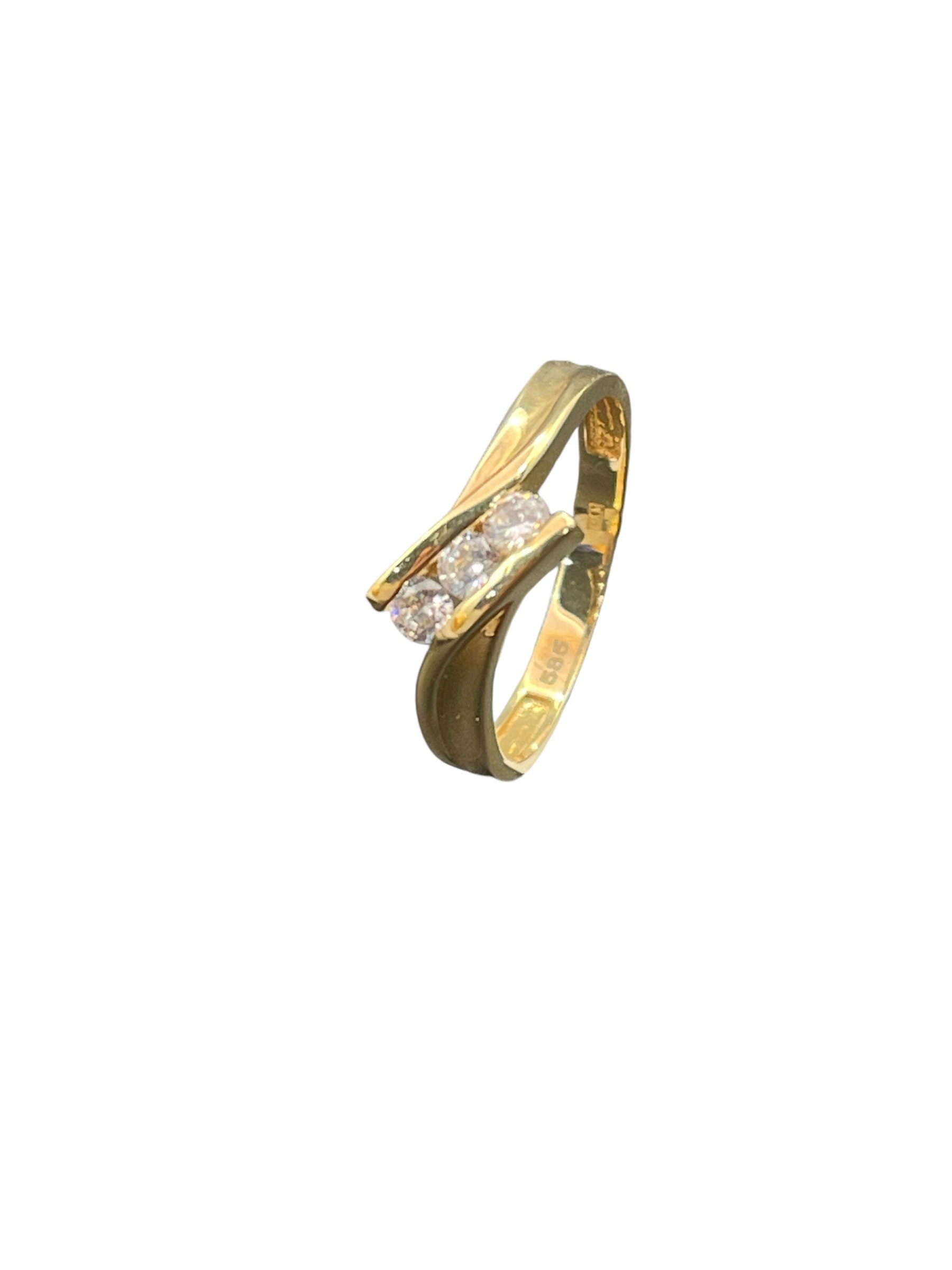Deze prachtige gouden sierring is versierd met sprankelende zirkonia stenen. De ring straalt elegantie en luxe uit en past perfect bij elke outfit. Draag deze sierring alleen of combineer met andere sieraden voor een trendy look. De beste manier om deze ring te dragen is om je hand te laten stralen met zijn glinsterende schoonheid. Een must-have voor elke sieradenverzameling!