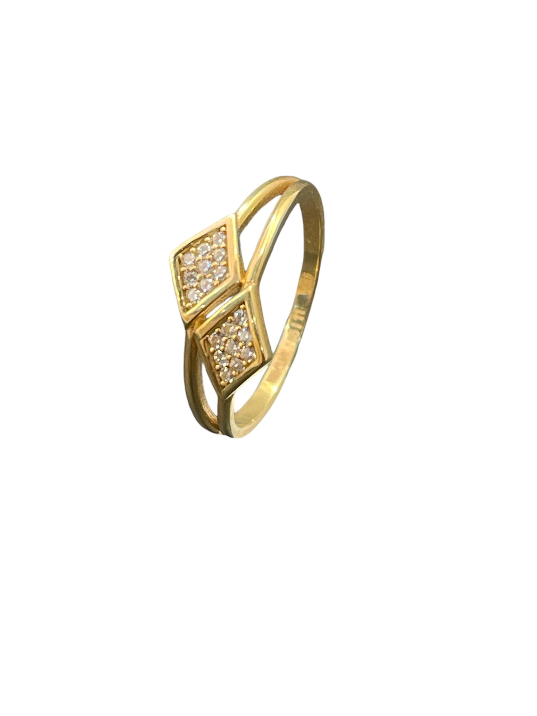 Deze trendy gouden ring is perfect voor het toevoegen van wat extra glans aan je outfit. De ring heeft een strak ontwerp en is voorzien van subtiele details die hem uniek maken. Draag hem alleen voor een minimalistische look, of combineer hem met andere gouden sieraden voor een meer gedurfde stijl. Deze ring is veelzijdig en kan zowel overdag als 's avonds gedragen worden. Voeg hem toe aan je sieradencollectie voor een vleugje luxe.