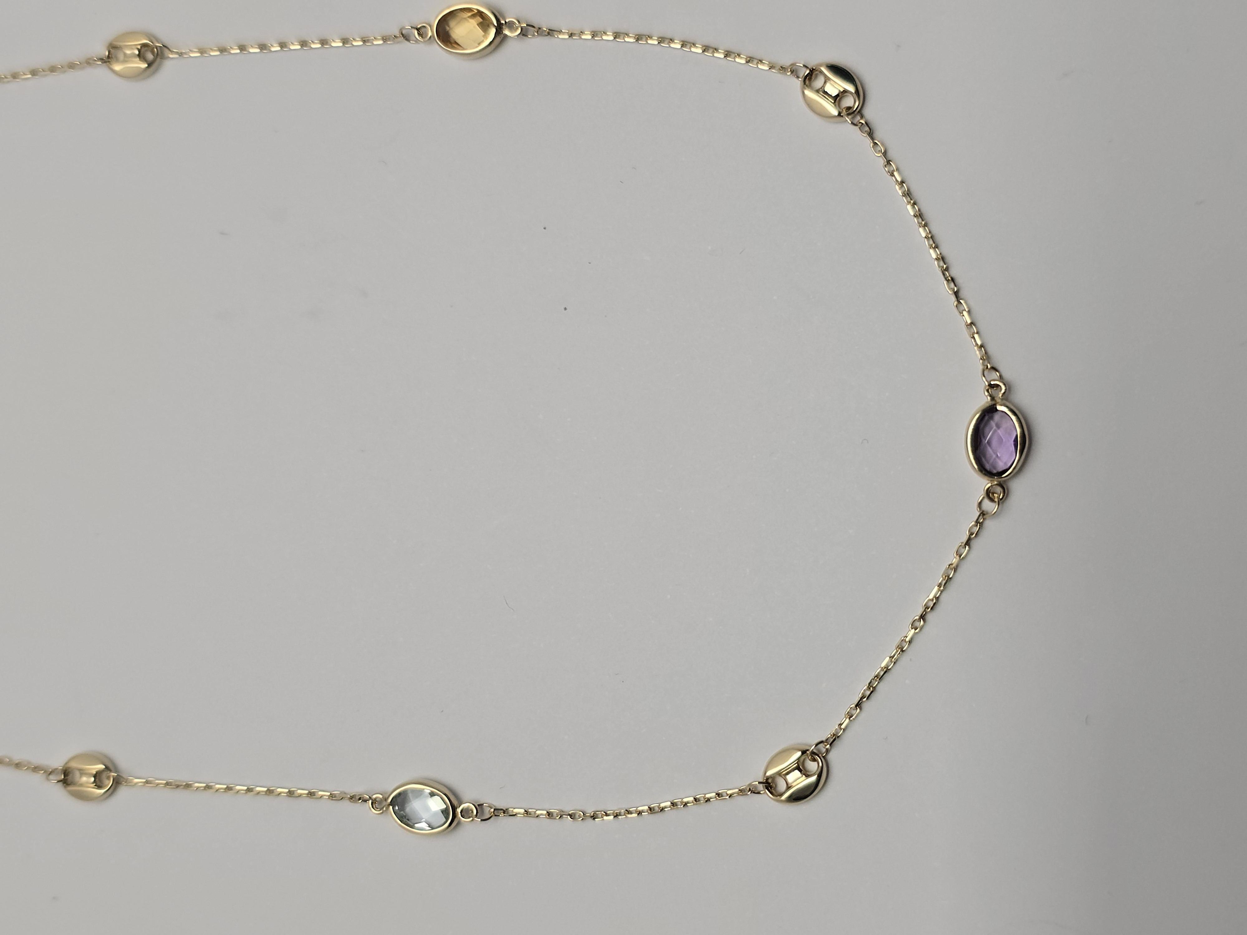 Gouden choker met gekleurde zirkonia. Lengte 45 cm