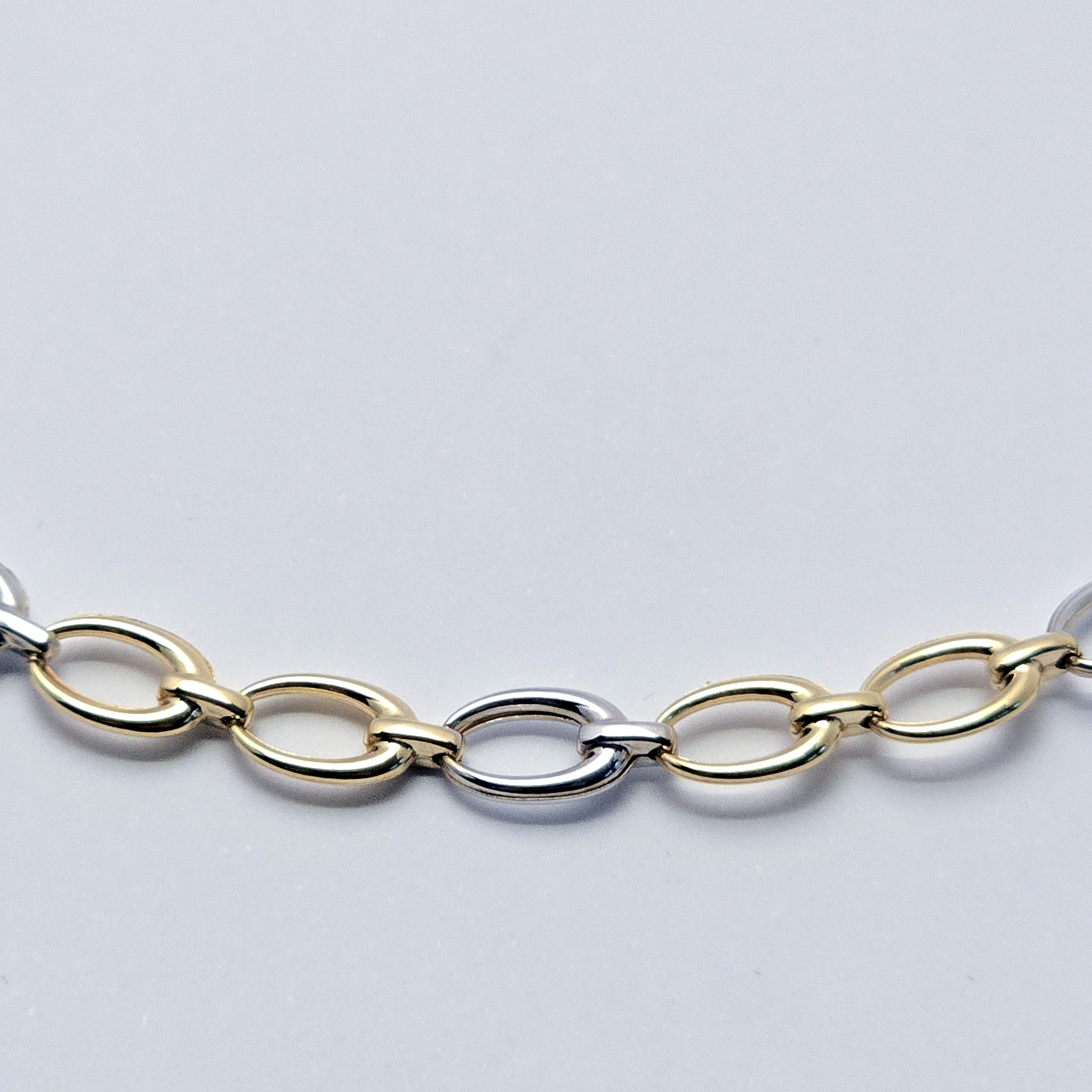 Gouden bicolor choker met een lengte van 45 cm.