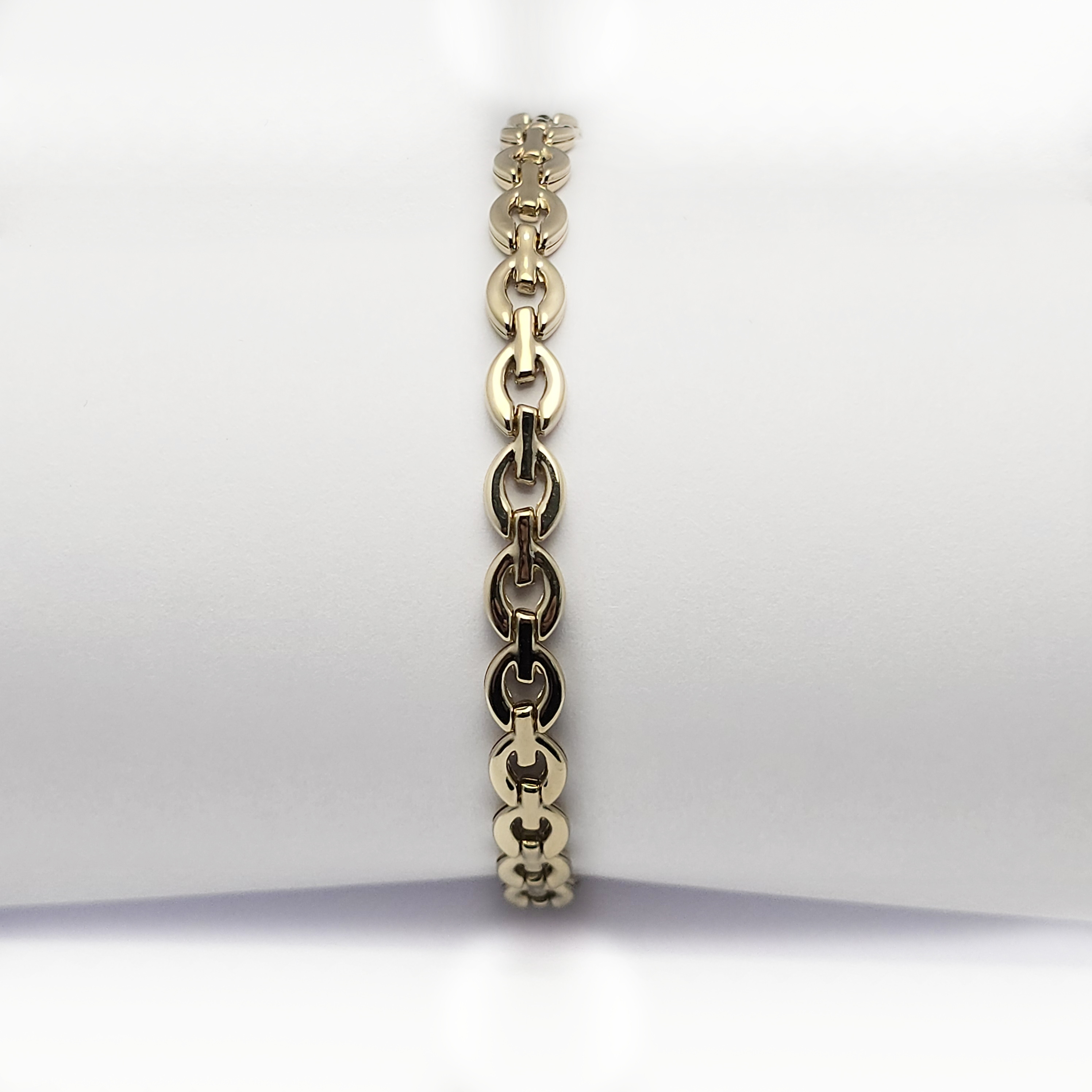 Gouden armband met een lengte van 19 cm.