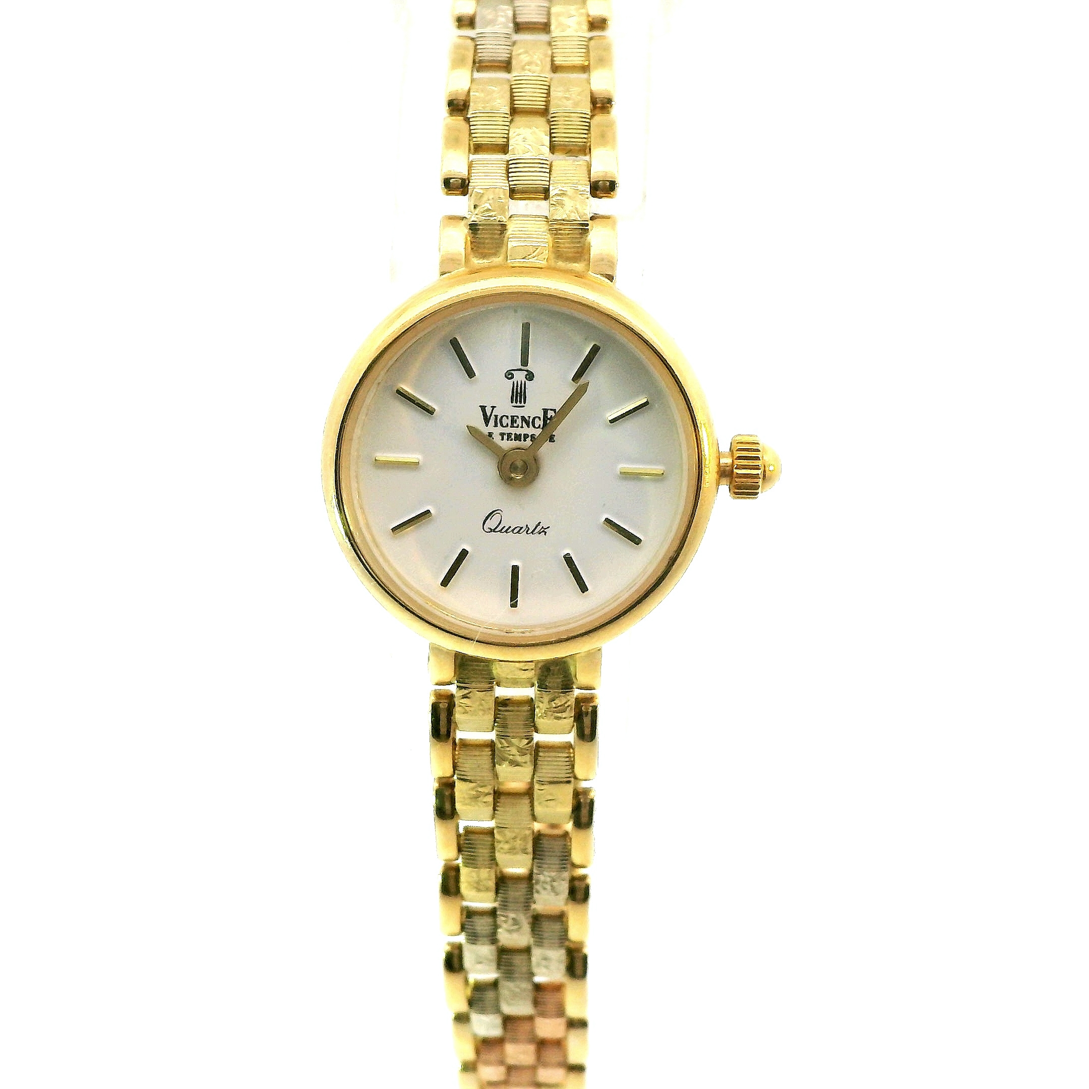 Dit horloge van Louis Bros is vervaardigd uit 14 karaat tricolor(17.82gr).
Deze horloge van 14 karaat voor dames is een verfijnd en elegant sieraad dat luxe uitstraalt. Dit bijzondere horloge combineert drie goudtinten – geelgoud, witgoud en roségoud – wat zorgt voor een speels maar toch tijdloos design. De schakels van de band en de behuizing vormen samen een harmonieus geheel, perfect voor de stijlvolle vrouw die houdt van een subtiele maar opvallende uitstraling. Met 14 karaat goud garandeert het horloge duurzaamheid en een chique glans, ideaal voor zowel dagelijks gebruik als speciale gelegenheden.