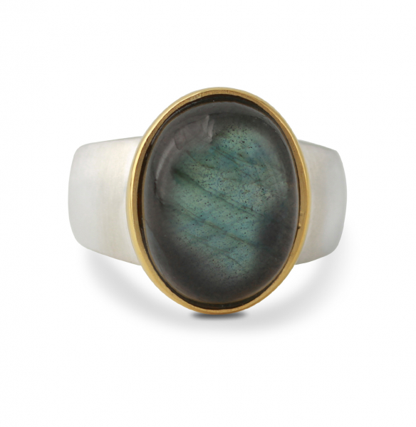 Campur zilveren ring met 18kt. vergulde zetkast met daarin een labradoriet van 12x16mm., maat 56