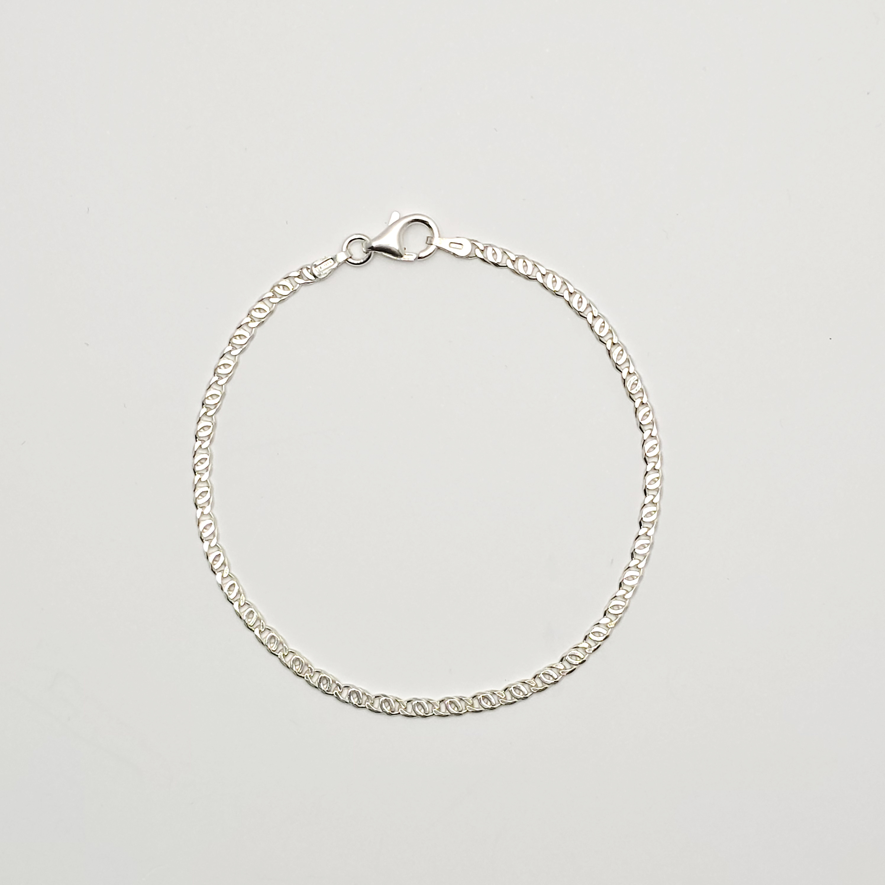 Zilveren armband met een lengte van 19 cm.