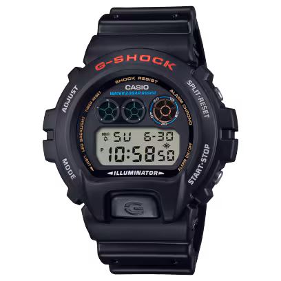 Het G-Shock Digitaal Heren Horloge DW-6900U-1ER heeft een zwart rubberen siliconen kast en band, een digitale wijzerplaat met lichtfunctie en een datumweergave. Het is waterdicht tot 20 bar, heeft een quartz uurwerk en is nikkelvrij. Draag dit stoere en functionele horloge bij casual of sportieve outfits voor optimaal comfort en stijl.