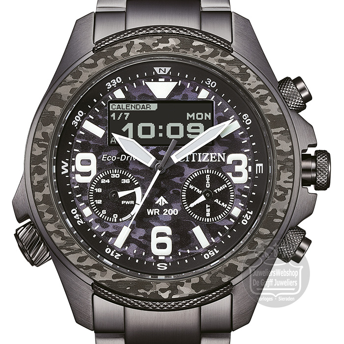 Horloge is uitgebracht ter viering van 35-jaar Promaster. Limited edition van 5900 stuks. Verbeterde kwaliteit van het MiP (Memory in Pixel) lcd scherm, waardoor scherm bijzonder goed afleesbaar is, ook in het donker. Extra band bijgeleverd met camouflagepatroon. Ontspiegeld saffierglas.