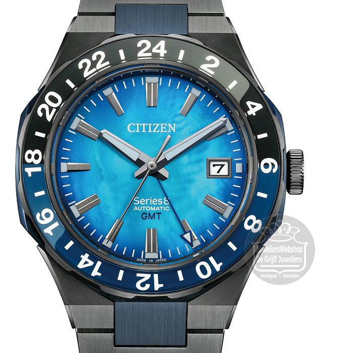 Het Citizen NB6036-52N automatic heren horloge is uitgerust met een magneetbestendig mechanisch uurwerk, energie uit beweging. Het Citizen automaat horloge heeft een zwarte edelstalen kast en een zwart met blauwe edelstalen schakel band. Het horloge heeft een blauwe parelmoer wijzerplaat met donkergrijze accenten, een datum functie, krasvast ontspiegeld saffierglas en is tot 10 atm waterdicht. Hoewel het automatisch uurwerk zo nauwkeurig mogelijk is afgeregeld is een kleine dagelijkse afwijking normaal.

Techniek en Specificaties

- Tijdsaanduiding: Analoog
- Waterdicht: 10 ATM / 100 M
- Materiaal kast: Edelstaal
- Soort uurwerk: mechanisch/automatisch
- Soort glas: saffierglas
- Weergave: Uren, Minuten, Seconden, Datum
- Gangreserve: 50 uur

Design Uurwerk:
- Kastvorm: Rond met geschroefde kastbodem
- Vorm wijzerplaat: Rond
- Kleur Wijzerplaat: Blauw
- Kleur kast: Zwart
- Kleur wijzers: Donkergrijs

Band:
- Type sluiting: Vouwsluiting
- Kleur band: Zwart met Blauw
- Materiaal band: Staal

Afmetingen Horloge:
- Hoogte: ca. 13 mm
- Diameter: ca. 41 mm
