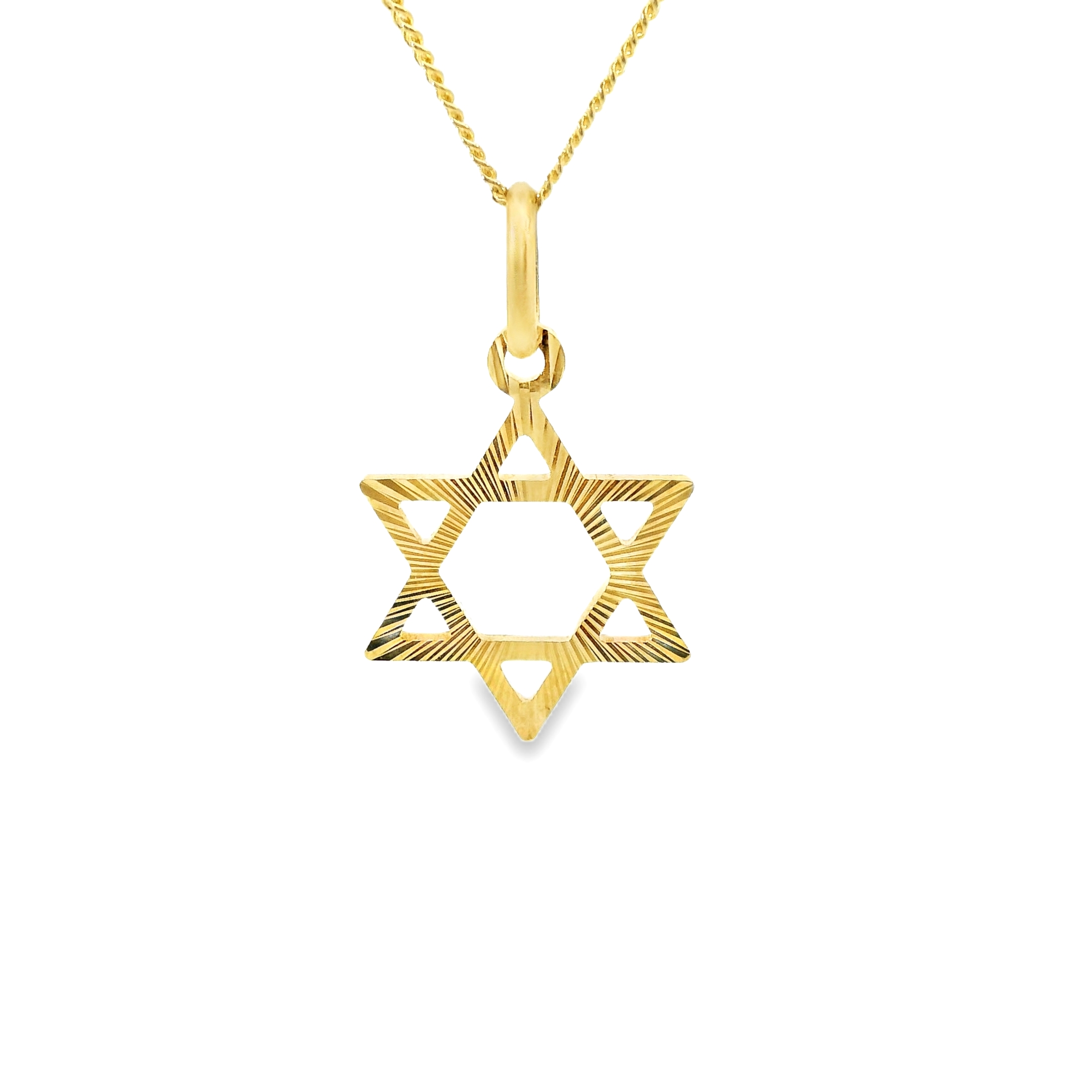 Deze hanger van Louis Bros is vervaardigd uit 14 karaat geelgoud (0.74 gr.).
Deze hanger in de vorm van een Davidster straalt elegantie en betekenis uit. De ster is zorgvuldig bewerkt met fijne details, wat het een unieke en verfijnde uitstraling geeft. Het warme geelgoud versterkt de symboliek en schoonheid van dit sieraad, waardoor het een opvallend en tijdloos accessoire is. Perfect voor wie op zoek is naar een stijlvolle en betekenisvolle toevoeging aan hun sieradencollectie.