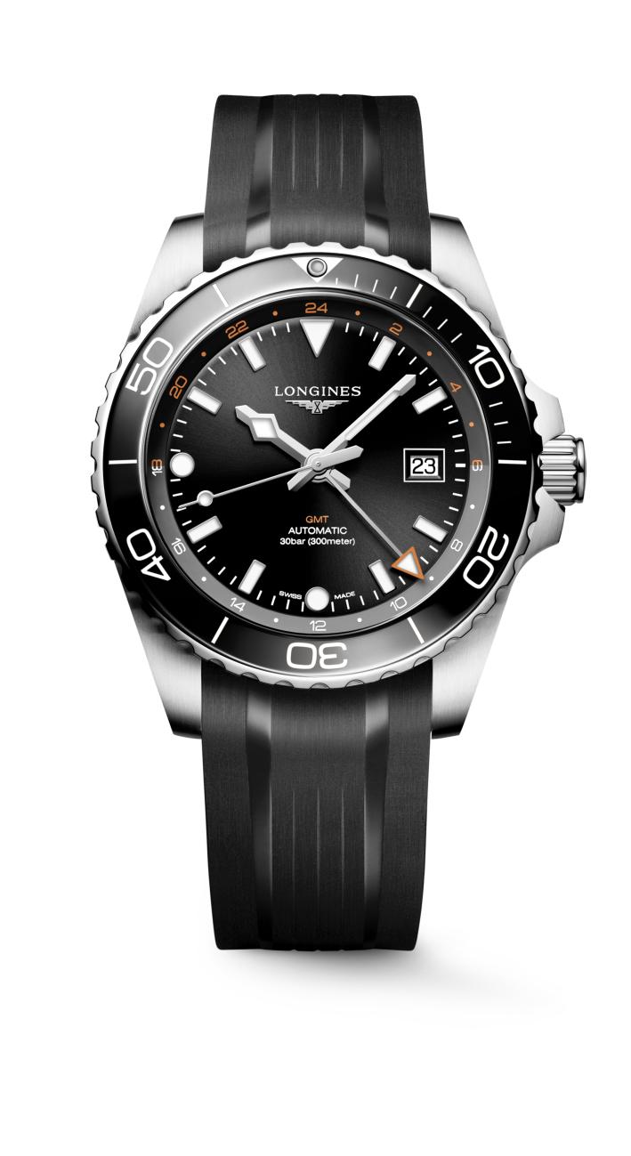 Hydroconquest GMT is nu verkrijgbaar met een 43 mm zwarte wijzerplaat en het exclusieve Longines GMT kaliber L844.5. Het horloge is uiterst precies en heeft een gangreserve van 72 uur. 
Een zwarte gezonnestraalde wijzerplaat, een in één richting roterende bezel van zwart keramiek, waterbestendigheid tot 30 bar (300 meter diep), een schroefkroon en een geschroefde achterkant: de kenmerkende eigenschappen van dit horloge, dat geïnspireerd is op de wereld van de watersport. Het model wordt gecombineerd met een zwarte rubberen band.