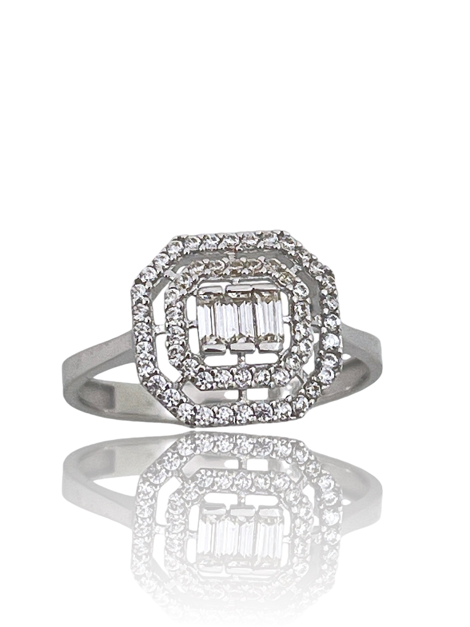 Deze prachtige witgouden aanzoeksring is gemaakt van 14 karaat goud en bezet met glinsterende zirkonia stenen. Het elegante en tijdloze ontwerp maakt het de perfecte keuze voor een aanzoek. Draag deze ring met trots en laat het de liefde en toewijding symboliseren die je voor elkaar voelt. Een prachtige manier om de volgende stap in jullie relatie te vieren.