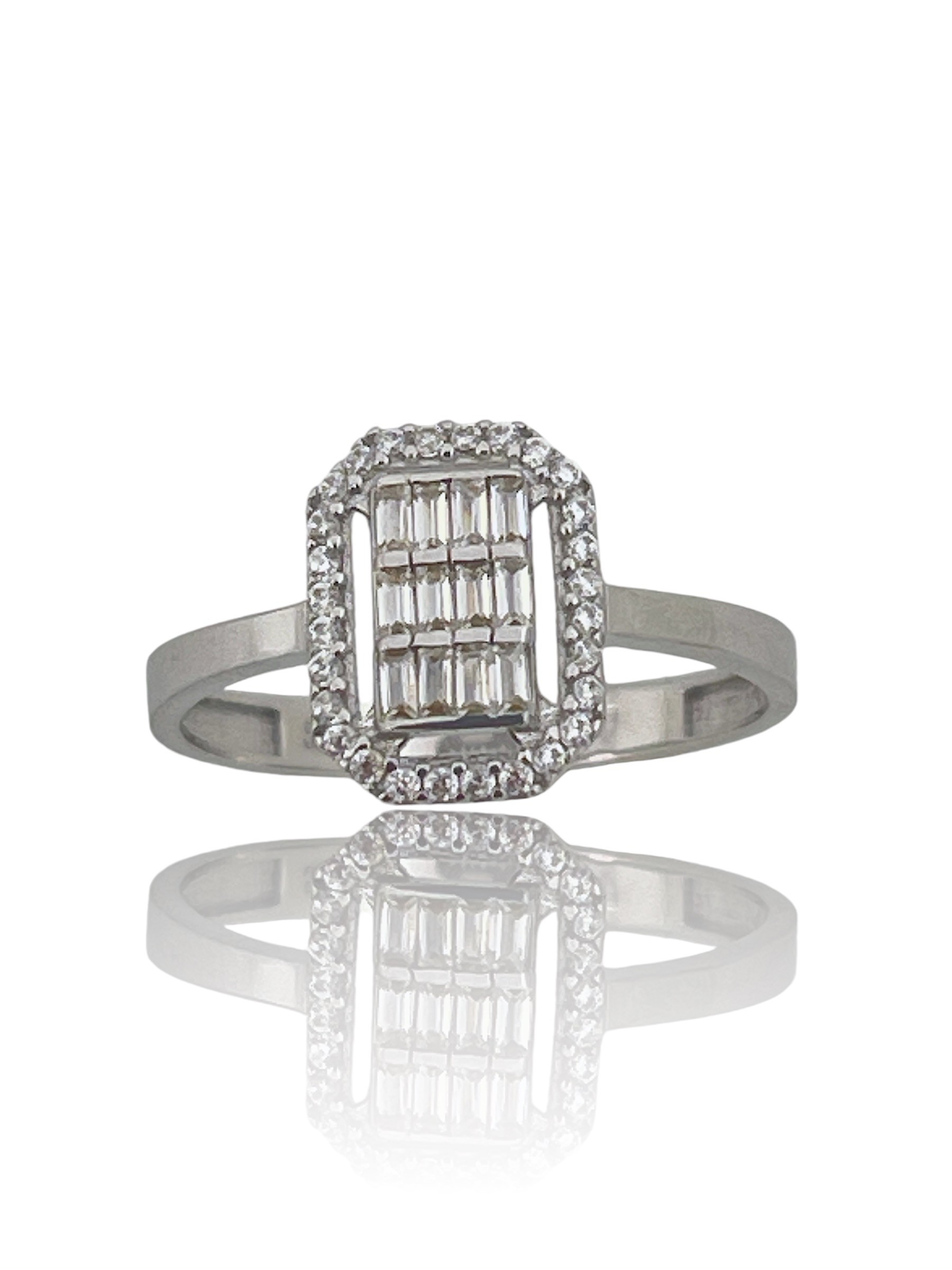 Deze JUWEEL aanzoeksring heeft een baguette vormige steen die schittert en straalt van elegantie. Het is het perfecte accessoire voor een speciale gelegenheid of een romantisch aanzoek. Draag deze ring aan de ringvinger van je linkerhand om je liefde en toewijding te tonen. De ring is gemaakt van hoogwaardige materialen en is een prachtige toevoeging aan elke sieradencollectie.