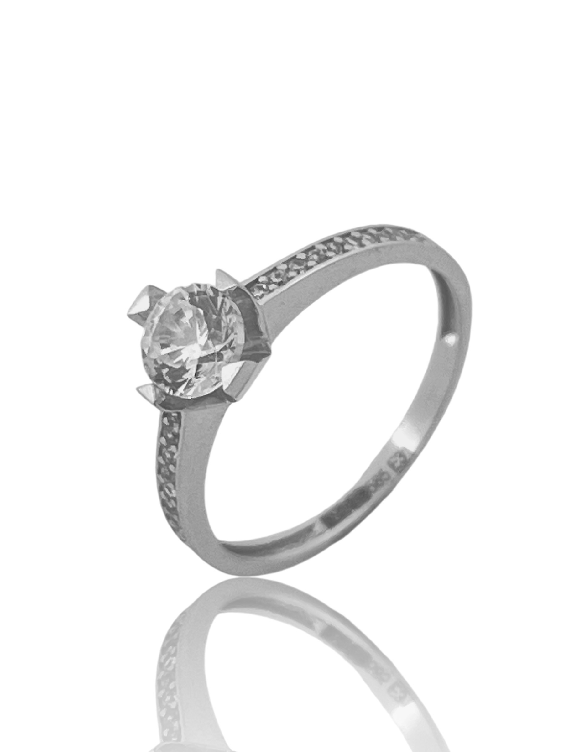 Deze prachtige 14 karaat witgouden solitair ring met zirkonia is een tijdloze toevoeging aan je sieradencollectie. De schitterende zirkonia steen geeft de ring een elegante uitstraling. Draag deze ring alleen voor een subtiele look of combineer hem met andere ringen voor een trendy effect. Voeg deze ring toe aan je verzameling voor een vleugje glamour en stijl.