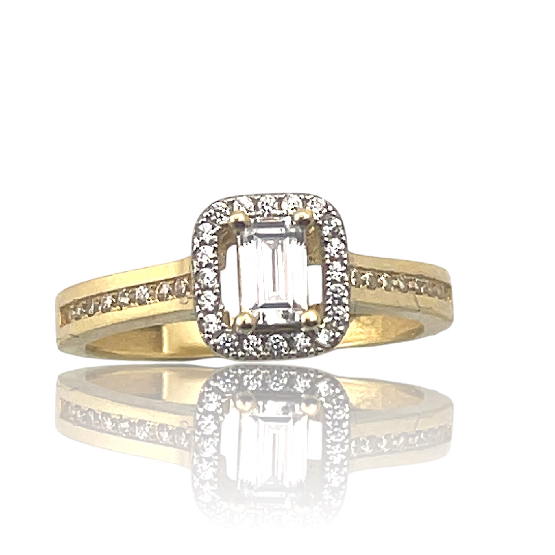 Deze prachtige gouden aanzoeksring is voorzien van een sprankelende zirkonia steen, perfect voor een romantisch aanzoek. De ring heeft een tijdloos ontwerp en is van hoge kwaliteit. Draag deze ring alleen of combineer hem met andere sieraden voor een elegante uitstraling. Het is het ideale accessoire voor elke gelegenheid. Laat de liefde stralen met deze schitterende ring!