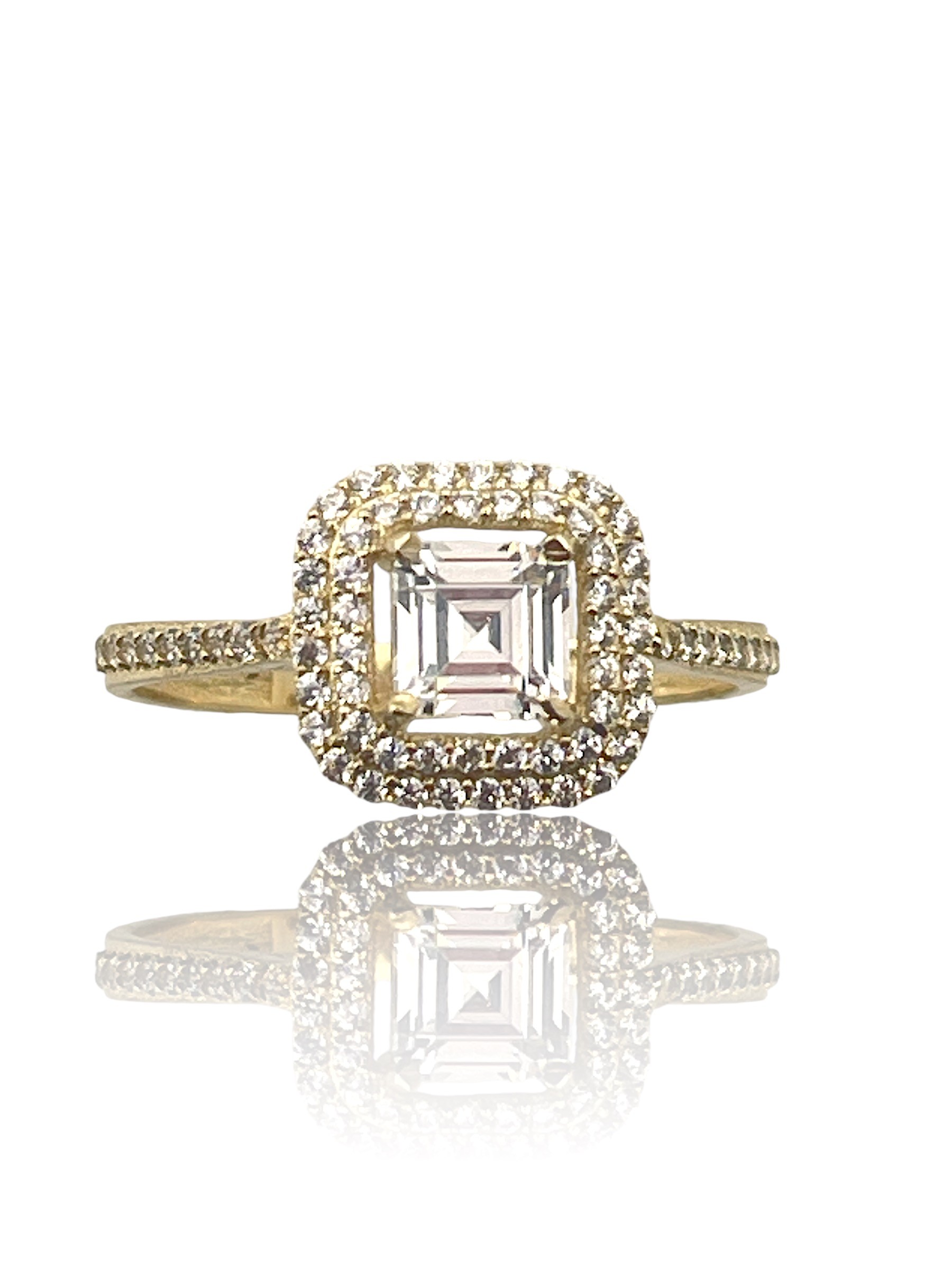 Deze prachtige aanzoeksring is gemaakt van goud en is versierd met een glinsterende zirkonia steen. De ring is perfect om te dragen tijdens een romantisch aanzoek of als een speciaal cadeau voor een geliefde. Draag deze ring solo voor een subtiele touch of combineer met andere sieraden voor een extra sprankelende look. Onmisbaar voor elke bijzondere gelegenheid!