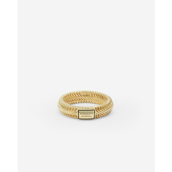 809GV 18 - Edwin Mini Ring Goud Vermeil
ook verkrijgbaar in de vorm van deze prachtige ring. De Edwin Mini Ring is gedetailleerd met een krachtige uitstraling. Met zijn fijne textuur en breedte is deze ring geschikt voor iedereen. Ontworpen in Amsterdam en handgemaakt in Zuid-Oost Azië van gerecycled zilver met een premium gold plating (3.0 micron dik). De plating is gemiddeld 5 maal dikker dan reguliere gold plated items. Ethiek en esthetiek smelten samen in dit product om een leven lang mee te gaan