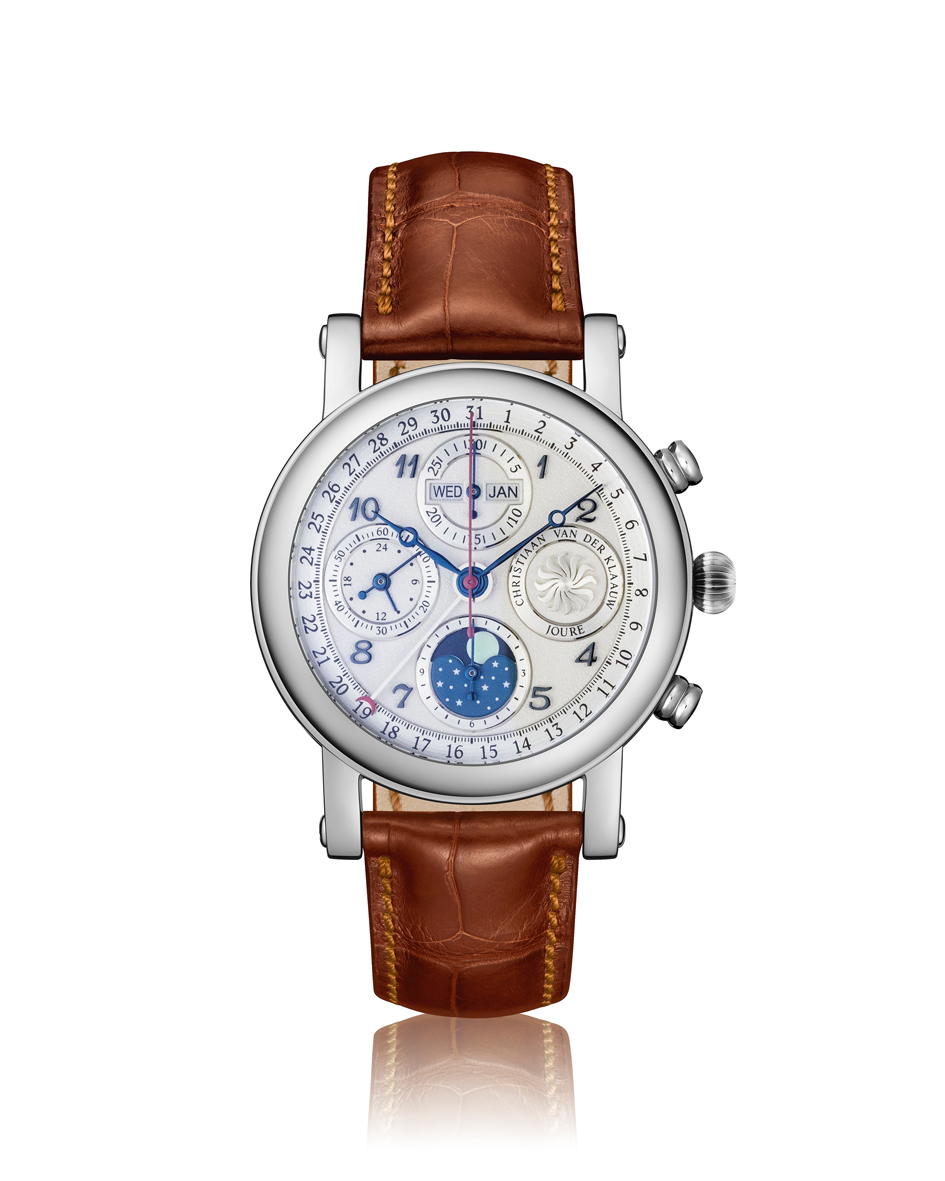 Astronomische horlogerie op z&rsquo;n best, in een modern, sportief design. Deze chronograaf geeft de verstreken seconden, minuten en uren aan. Het horloge heeft een volledige datum-aanduiding, maanstand indicatie en de aanduiding van tijd op een 24-uurs schaal. Onderin op de 6 uurs positie is de maanstand af te lezen. Wanneer de Maan links van het midden staat bevindt de Maan zich in het eerste kwartier. Wanneer de beeltenis in het midden staat is het volle Maan en aan de rechterkant van het midden bevindt de Maan zich in het laatste kwartier. Indien de Maan niet zichtbaar is ziet men in het venster een prachtige sterrenhemel en is het nieuwe Maan.