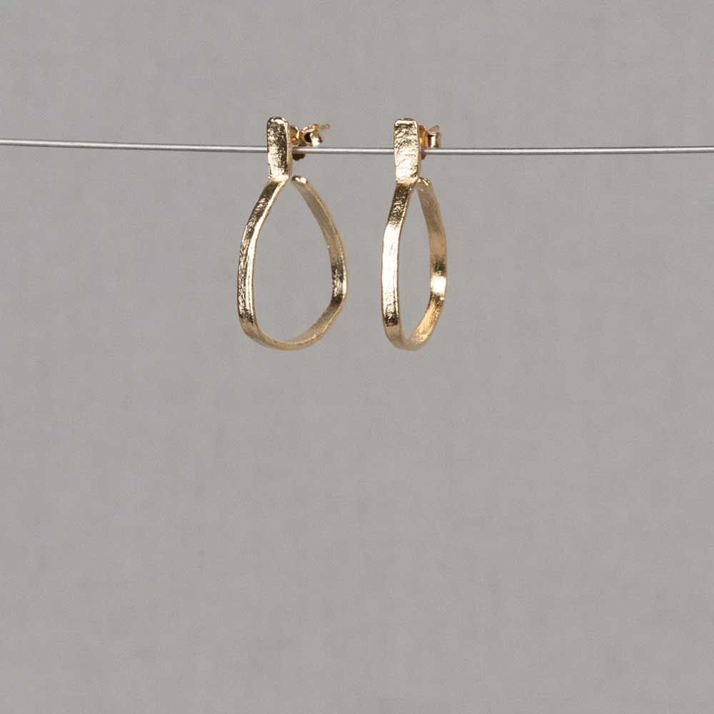 Oorbellen hoekig gemaakt van zilver verguld. Door de hoekige vorm krijgt dit sieraad een uniek en speels effect. Combineer deze oorbellen met een mooi collier, ring en armband voor een complete look!