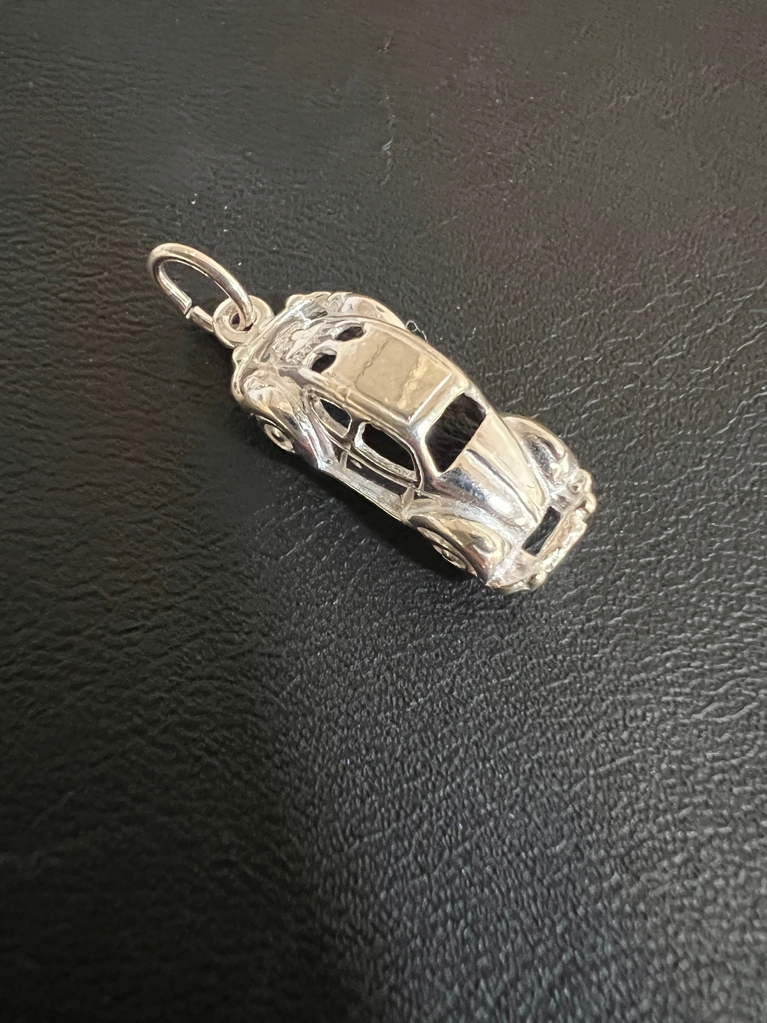 Zilveren bedel te gebruiken voor een bedelarmband of te dragen als hanger aan een ketting. De bedel is gemaakt van het eerste gehalte zilver 925/1000 en is gekeurd met het Nederlandse keurteken. Unieke Volkswagen Kever bedel met de afmetingen 20,3 x 8,1 mm. De Kever is de bekendste (Volkswagen) auto ooit en werd voor het eerst gebouwd in 1938 in Duitsland. Er zijn ongeveer 20 miljoen wagens verkocht tot 2003 en de auto komt aan zijn naam omdat het de vorm heeft van het insect zelf (de kever).