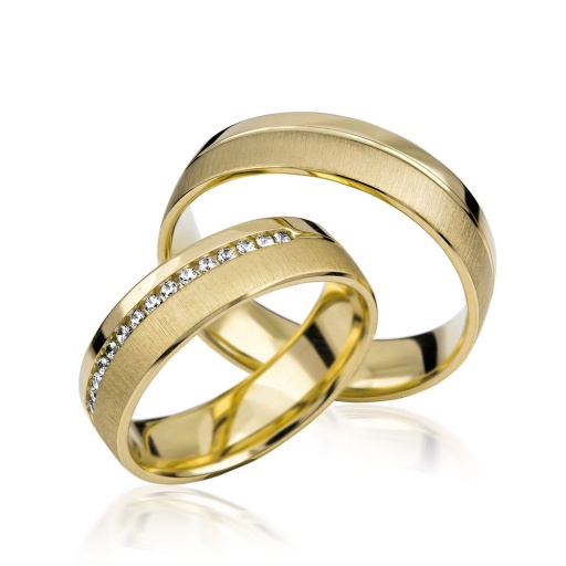 Deze prachtige gouden trouwringen zijn verkrijgbaar in verschillende goudgehaltes, waaronder 8, 9,14 en 18 karaats goud.
Deze ringen zijn tevens leverbaar in:
Geel goud
Rosé goud 
Wit goud 

(Al onze diamanten sieraden worden gecertificeerd geleverd)