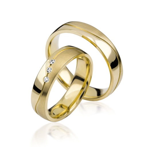 Deze prachtige gouden trouwringen zijn verkrijgbaar in verschillende goudgehaltes, waaronder 8, 9,14 en 18 karaats goud.
Deze ringen zijn tevens leverbaar in:
Geel goud
Rosé goud 
Wit goud 

(Al onze diamanten sieraden worden gecertificeerd geleverd)